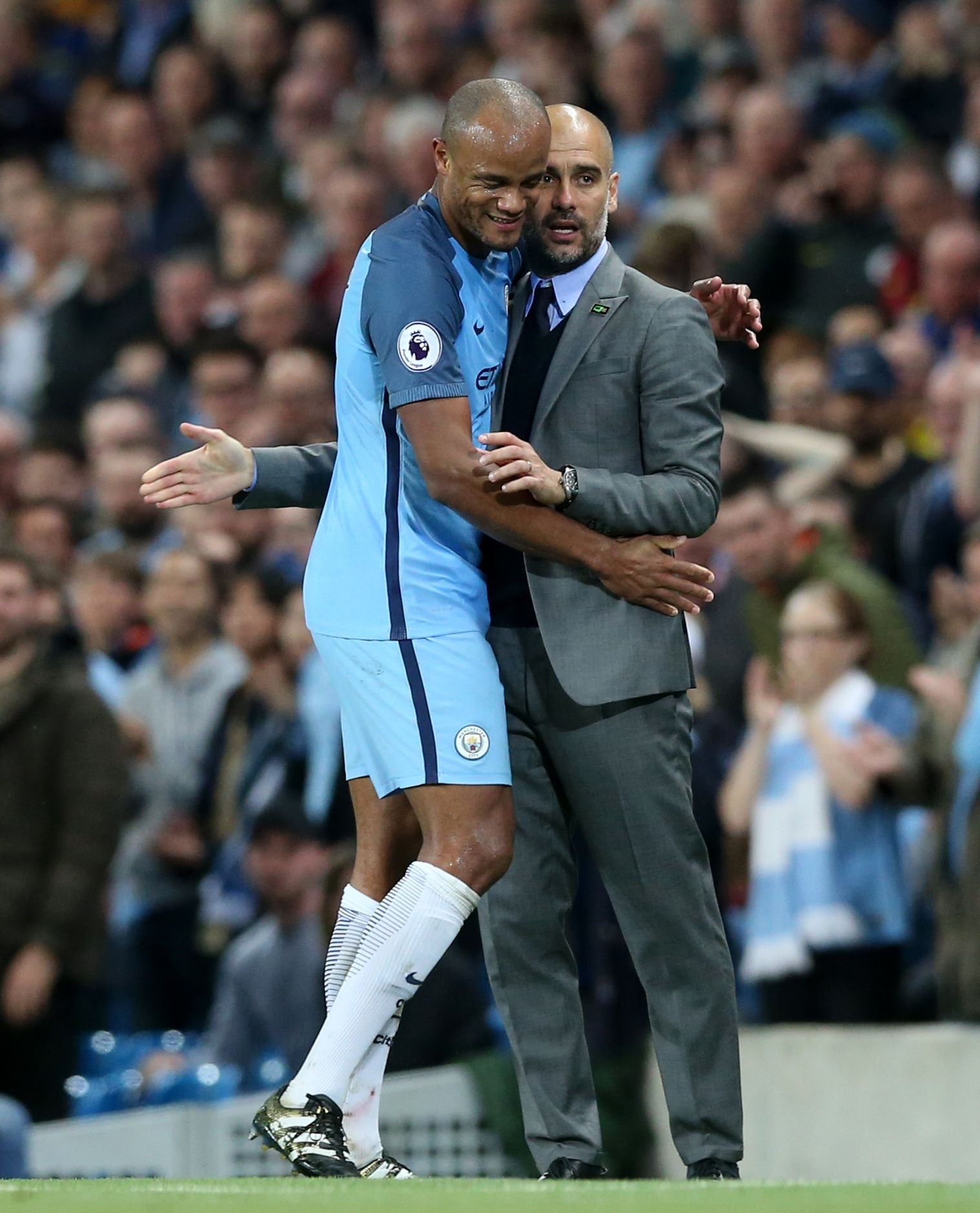 Vincent Kompany umarmt Trainer Pep Guardiola.