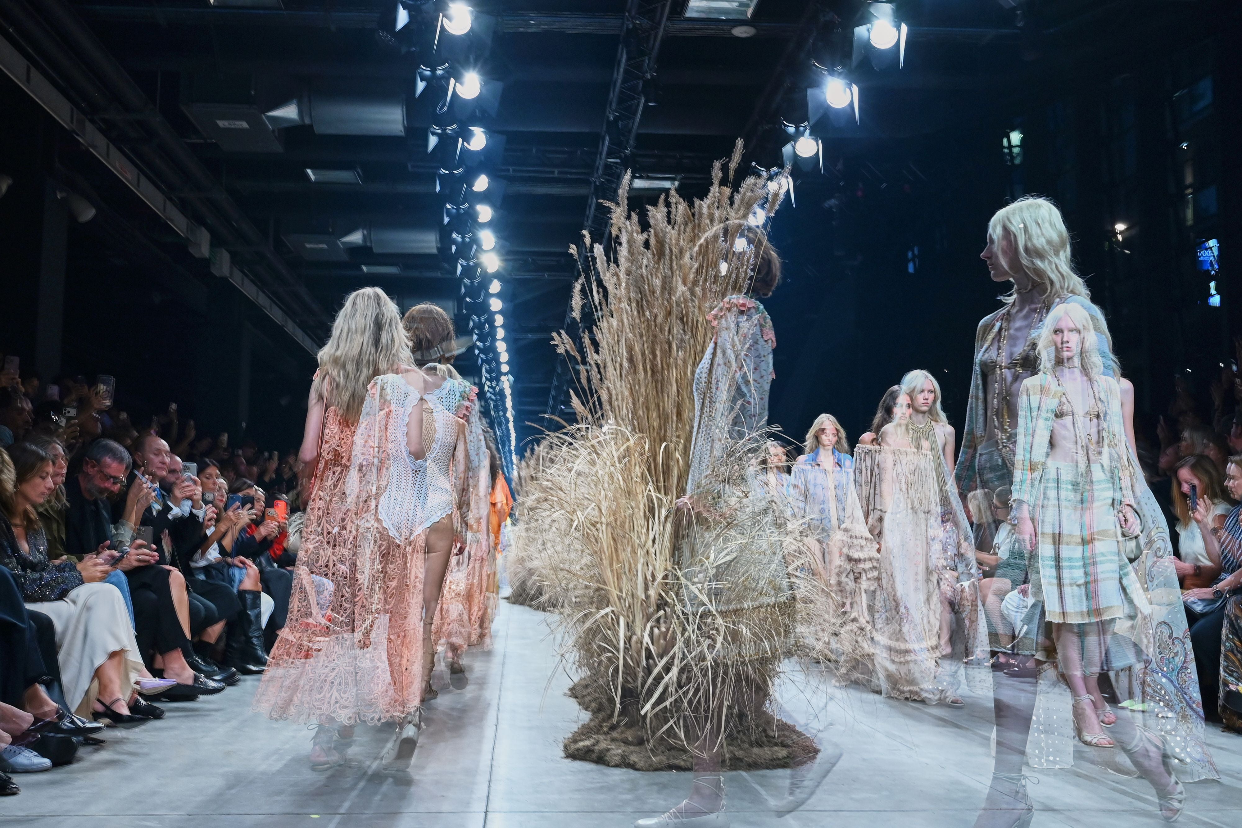 Mehrfach belichtetes Bild von Models auf dem Laufsteg bei der Etro-Show der Mailänder Fashion Week.