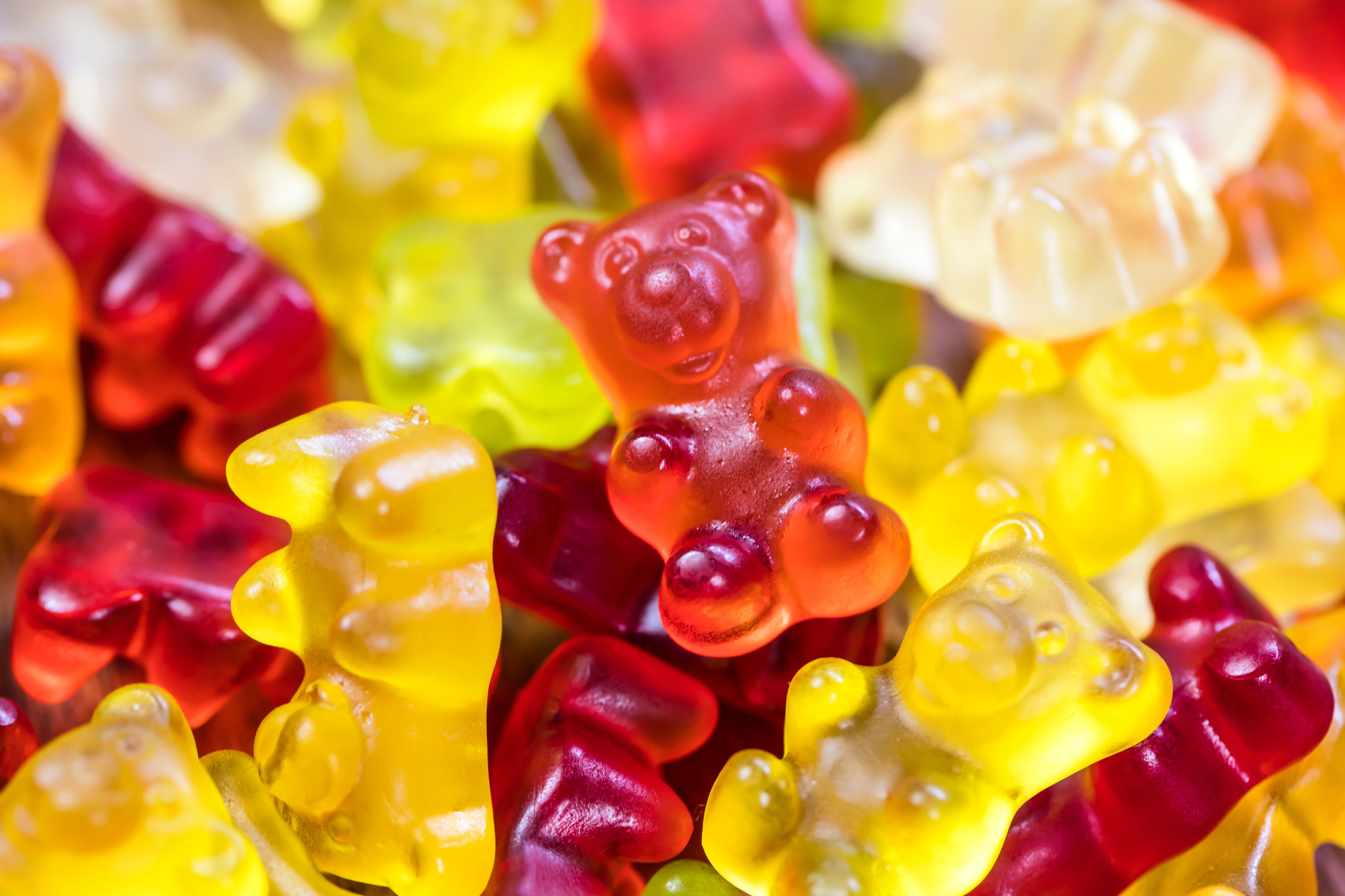 Nahaufnahme von bunten Gummibärchen in verschiedenen Farben.