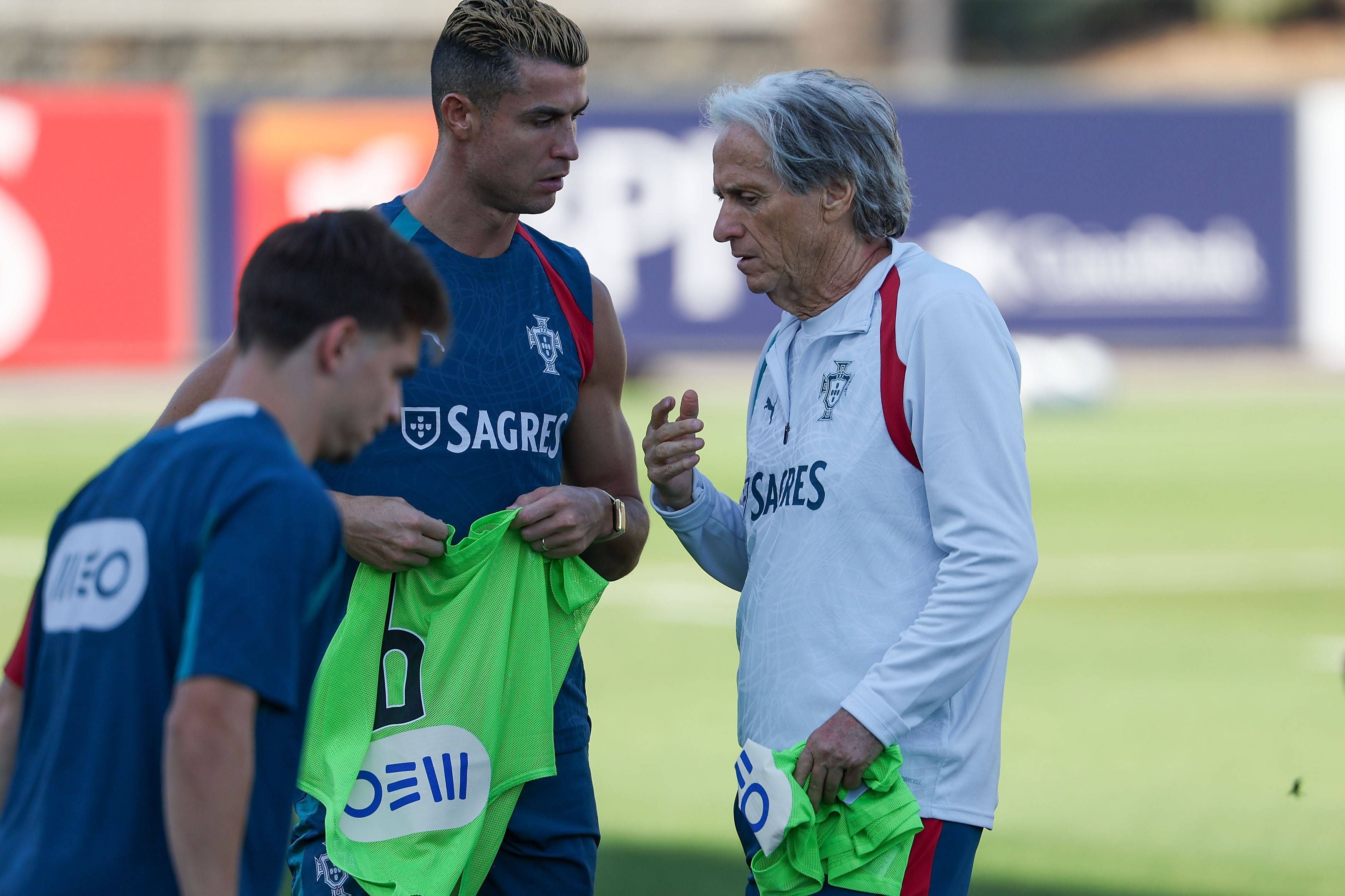 Cristiano Ronaldo und Trainer Jorge Jesus im Gespräch beim Training der portugiesischen Fußballnationalmannschaft.