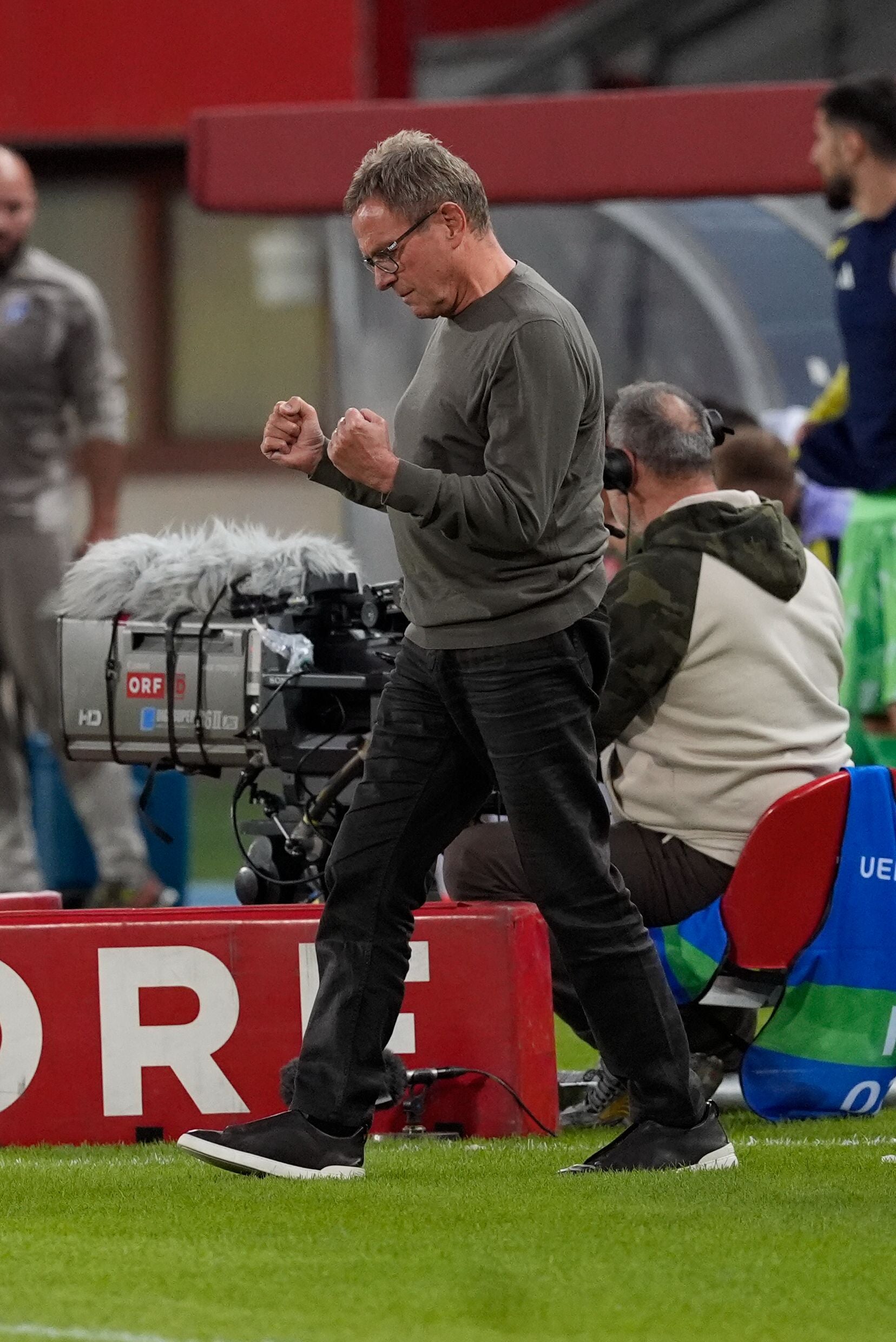 Ralf Rangnick jubelt am Spielfeldrand während eines Fußballspiels in einem Stadion.