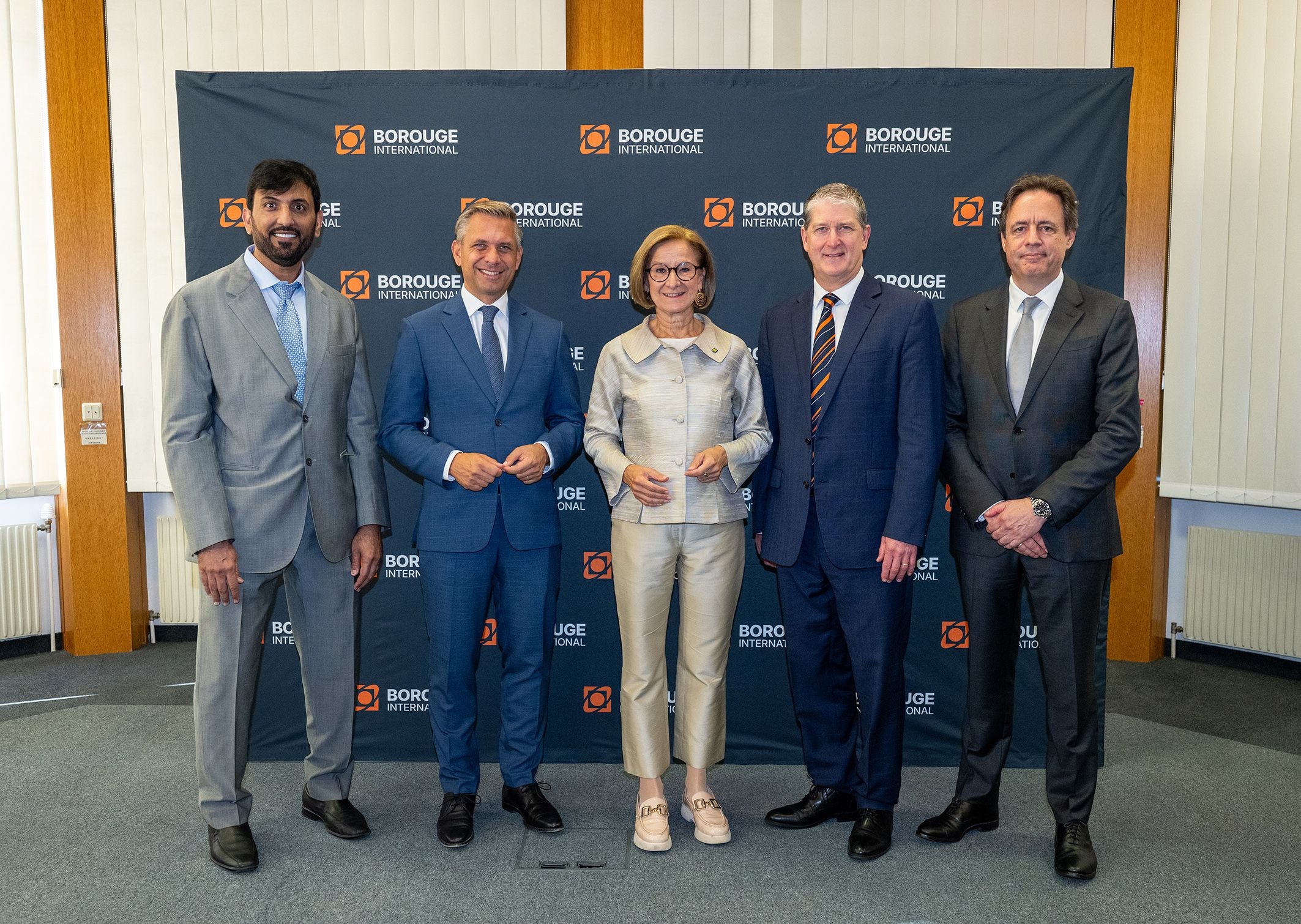 Chief Operating Officer Hasan Karam, Bundesminister Wolfgang Hattmannsdorfer, Vorstandsvorsitzender Roger Kearns, Landeshauptfrau Johanna Mikl-Leitner und Chief Commercial Officer Roland Janssen