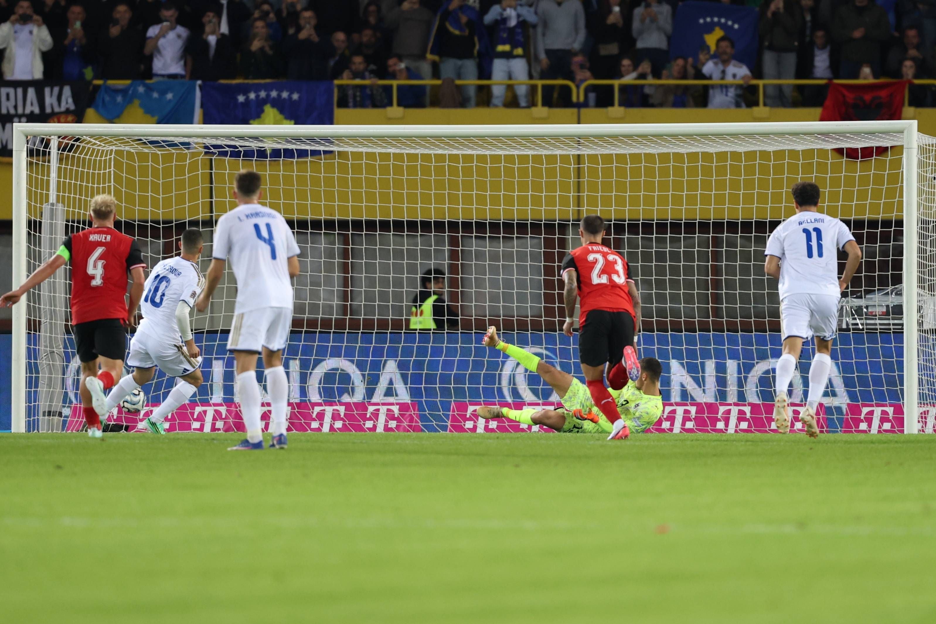 Edon Zhegrova erzielt für Kosovo per Elfmeter ein Tor gegen Österreich im Stadion.