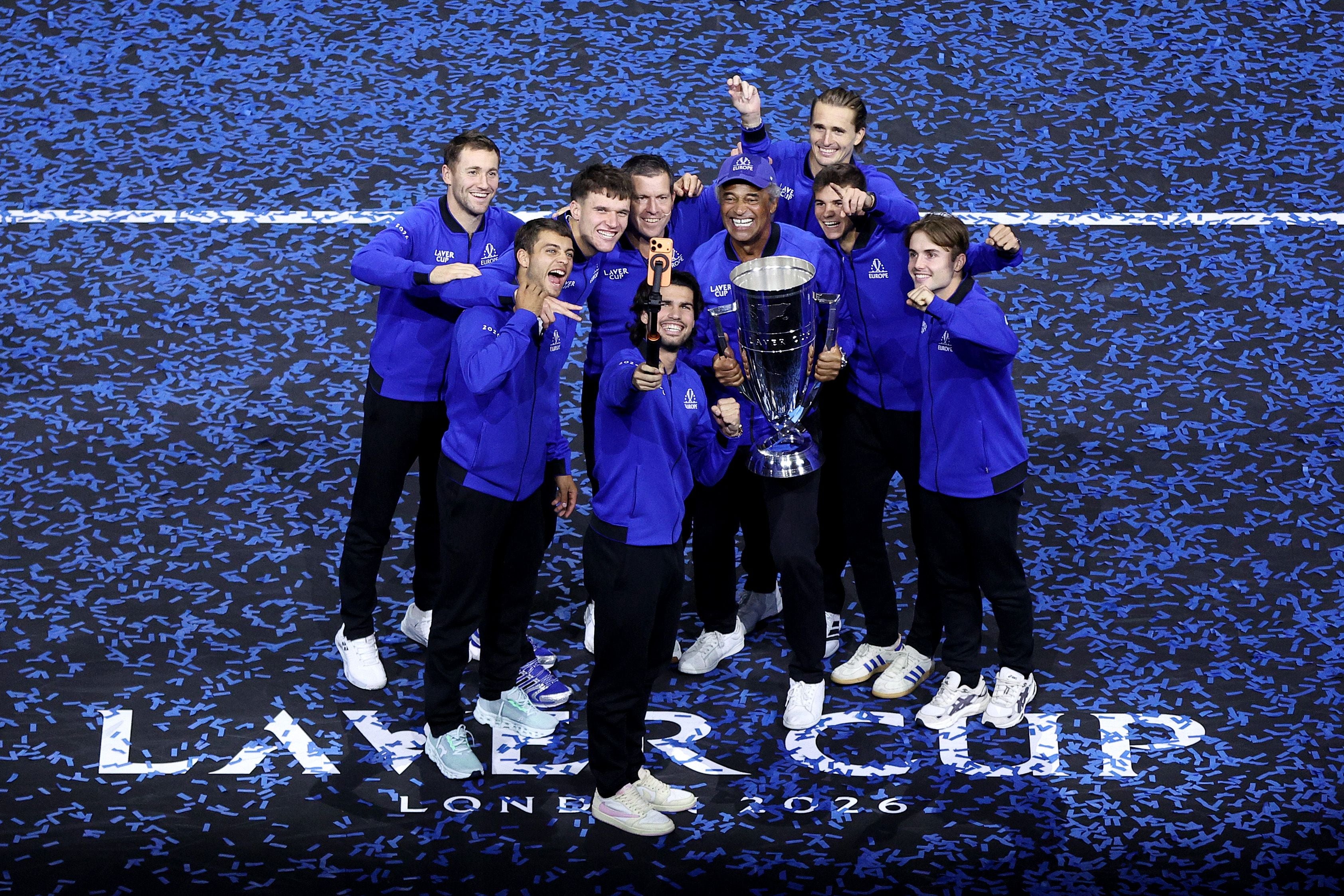 Team Europe feiert mit dem Laver Cup Pokal und macht ein Selfie auf dem Konfetti-bedeckten Spielfeld.
