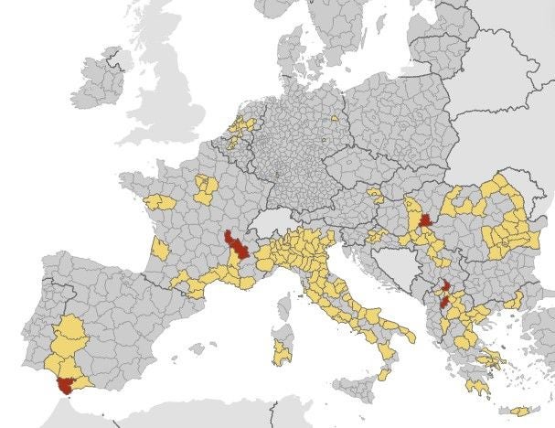 Europakarte mit Regionen, die 2026 von West-Nil-Fällen betroffen sind, gelb und rot markiert.