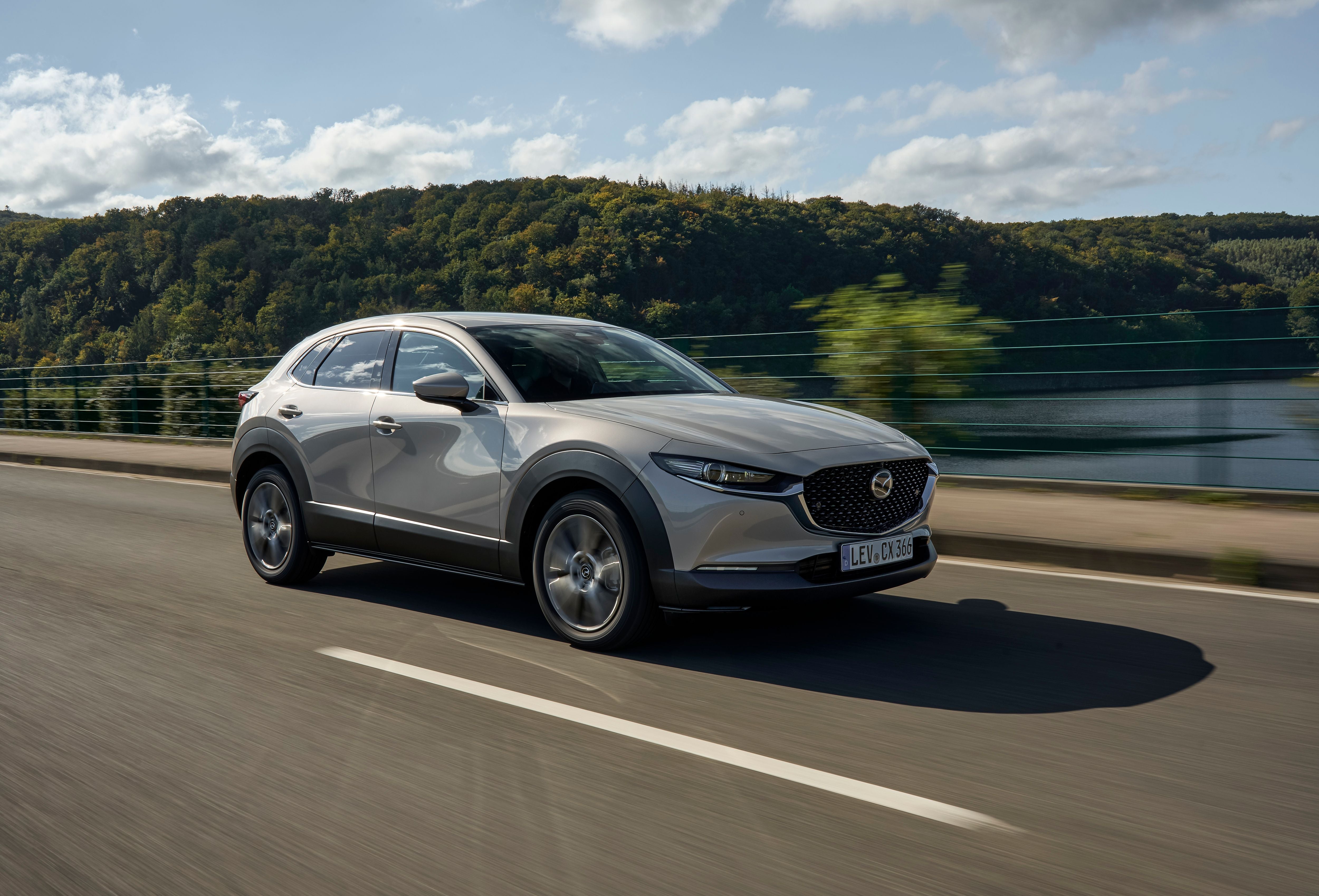 Mazda CX-30, mit kleinen optischen Retuschen innen und ebenso außen.