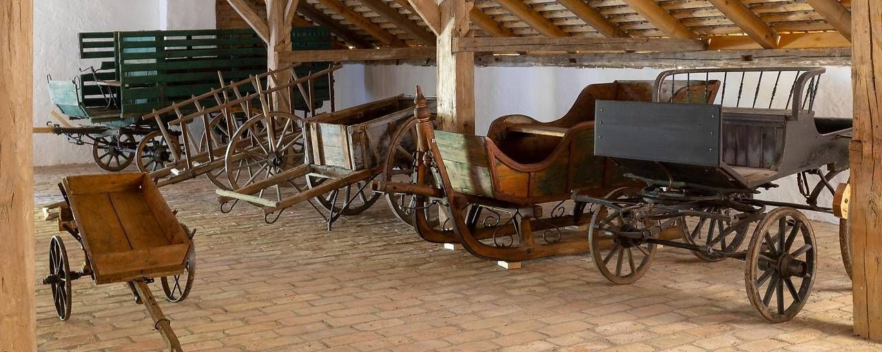 Sehenswerte Kutschen und Wägen im Museumsdorf Niedersulz.