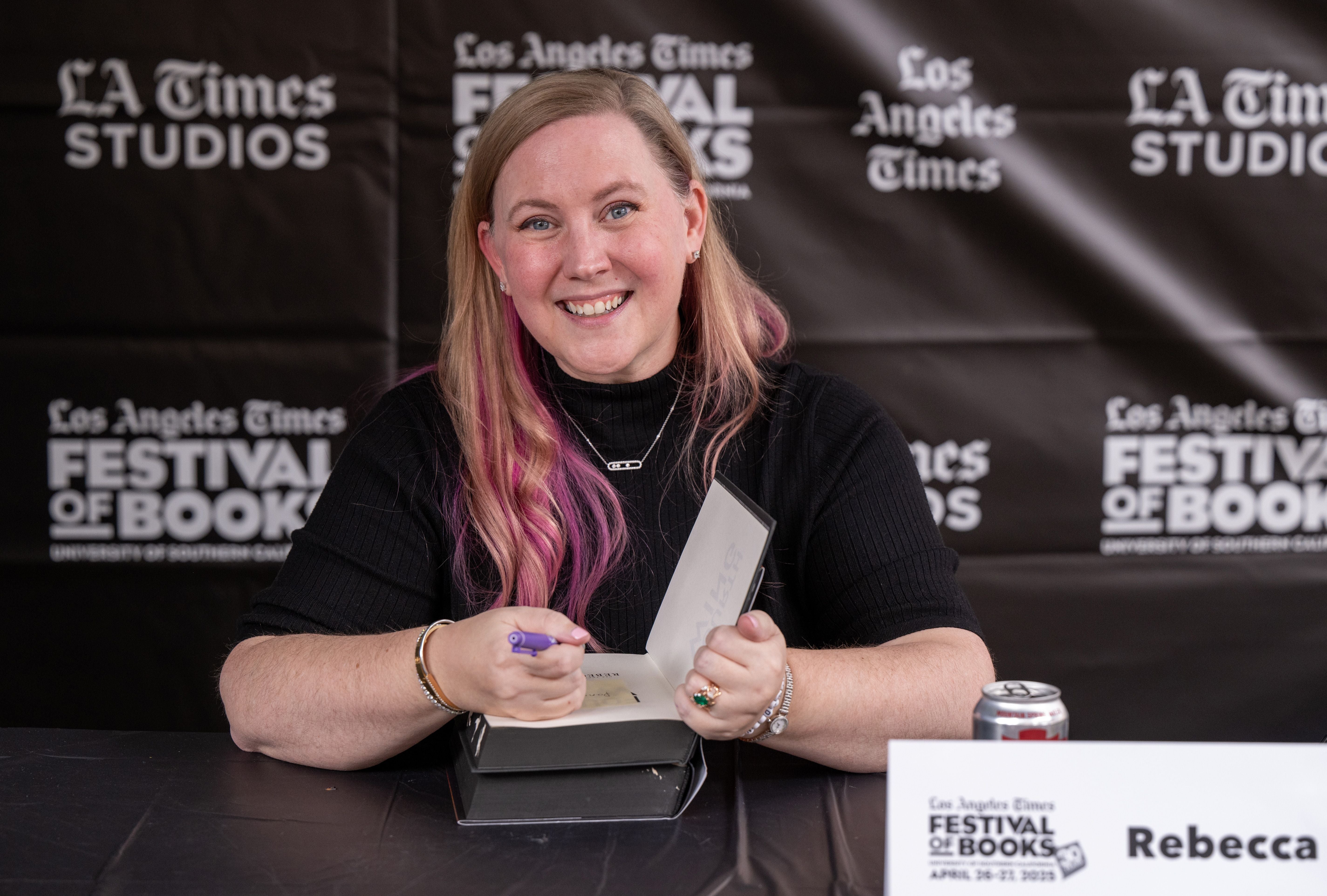 Rebecca Yarros signiert ein Buch beim Los Angeles Times Festival of Books.
