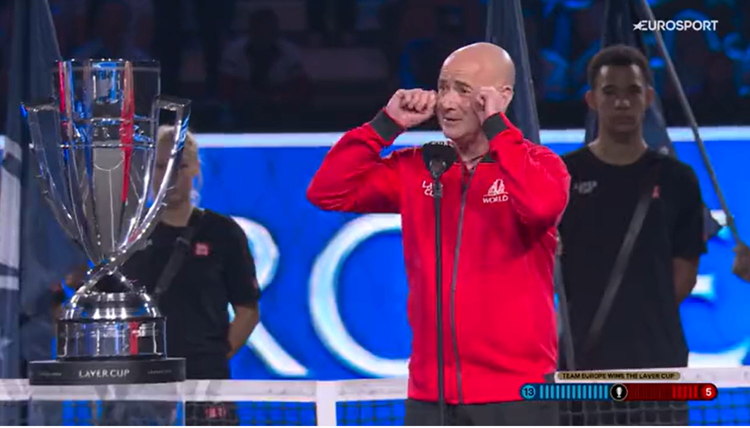 Andre Agassi steht bei der Laver Cup Siegerehrung neben dem Pokal und spricht emotional.