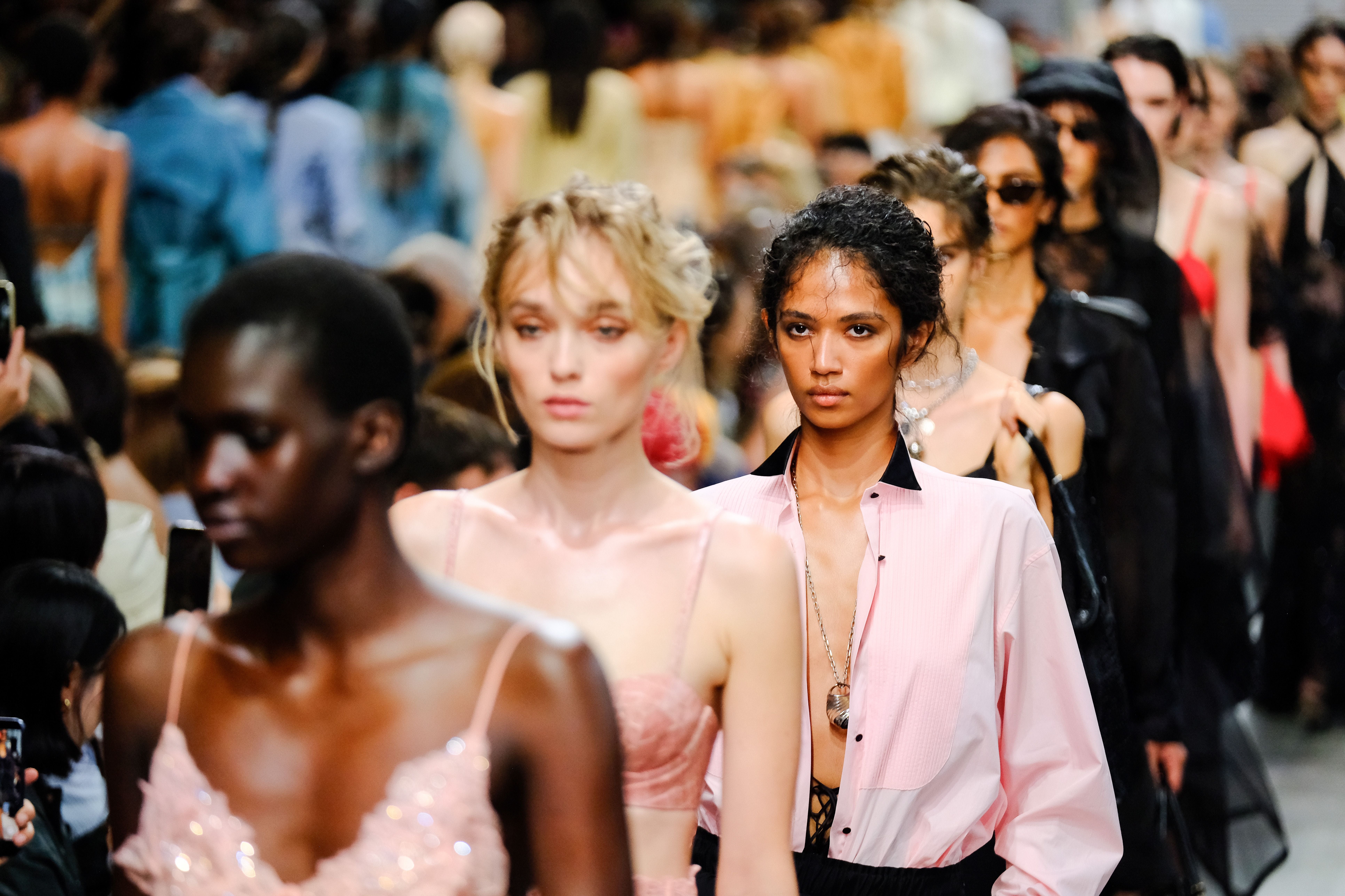 Mehrere Models laufen auf einem Laufsteg bei einer Modenschau während der Mailänder Fashion Week.