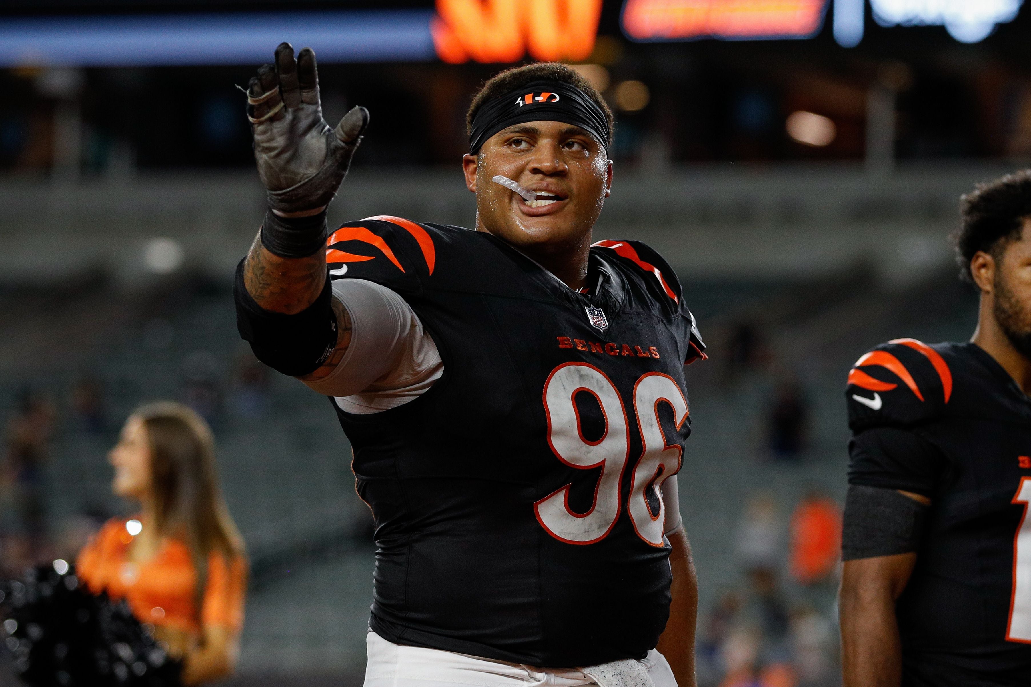 Ein Footballspieler der Cincinnati Bengals mit der Nummer 96 winkt nach dem Spiel vom Feld.