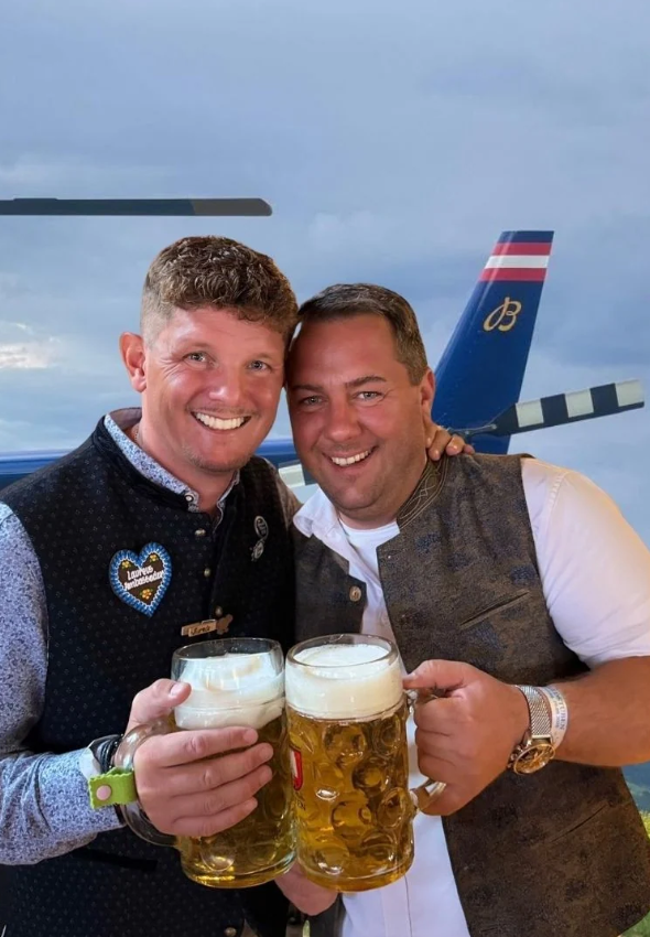 Besitzer des R44 ist Manuel Aster (re), Morgenstern nutzt den Heli für Rundflüge, Transporte sowie Foto- und Filmflüge.