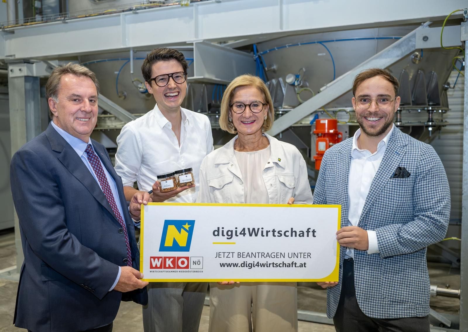 WKNÖ-Präsident Wolfgang Ecker, Sebastian Jeschko (GF Kern Tec), Landeshauptfrau Johanna Mikl-Leitner und David Wagner (Leiter operatives Geschäft Kern Tec).