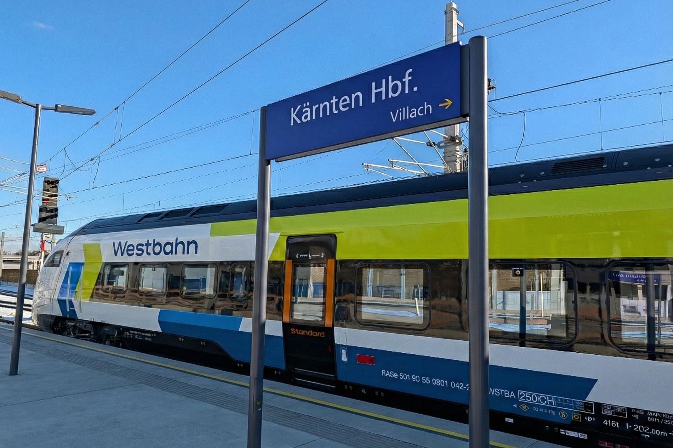 Ein Westbahn-Zug steht am Bahnsteig des Kärnten Hauptbahnhofs in Villach.