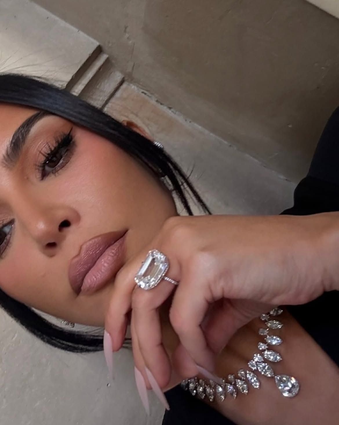 Kim Kardashian mit Verlobungsring?