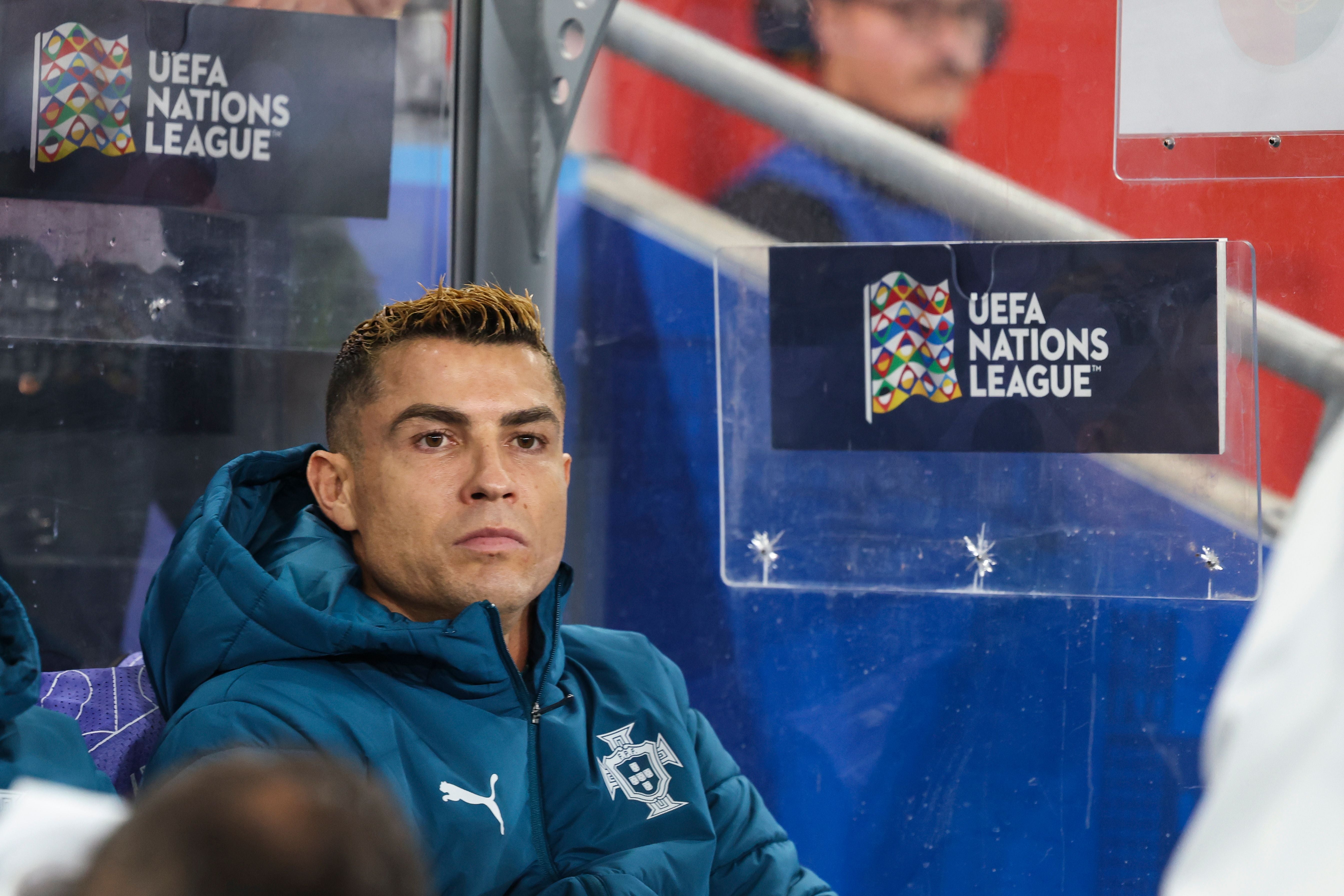 Ein portugiesischer Fußballspieler sitzt auf der Ersatzbank bei einem UEFA-Nations-League-Spiel.