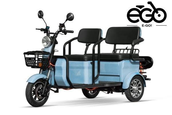 Blaues elektrisches Dreirad mit zwei Sitzen und Korb, Logo „E-GO“ oben rechts.