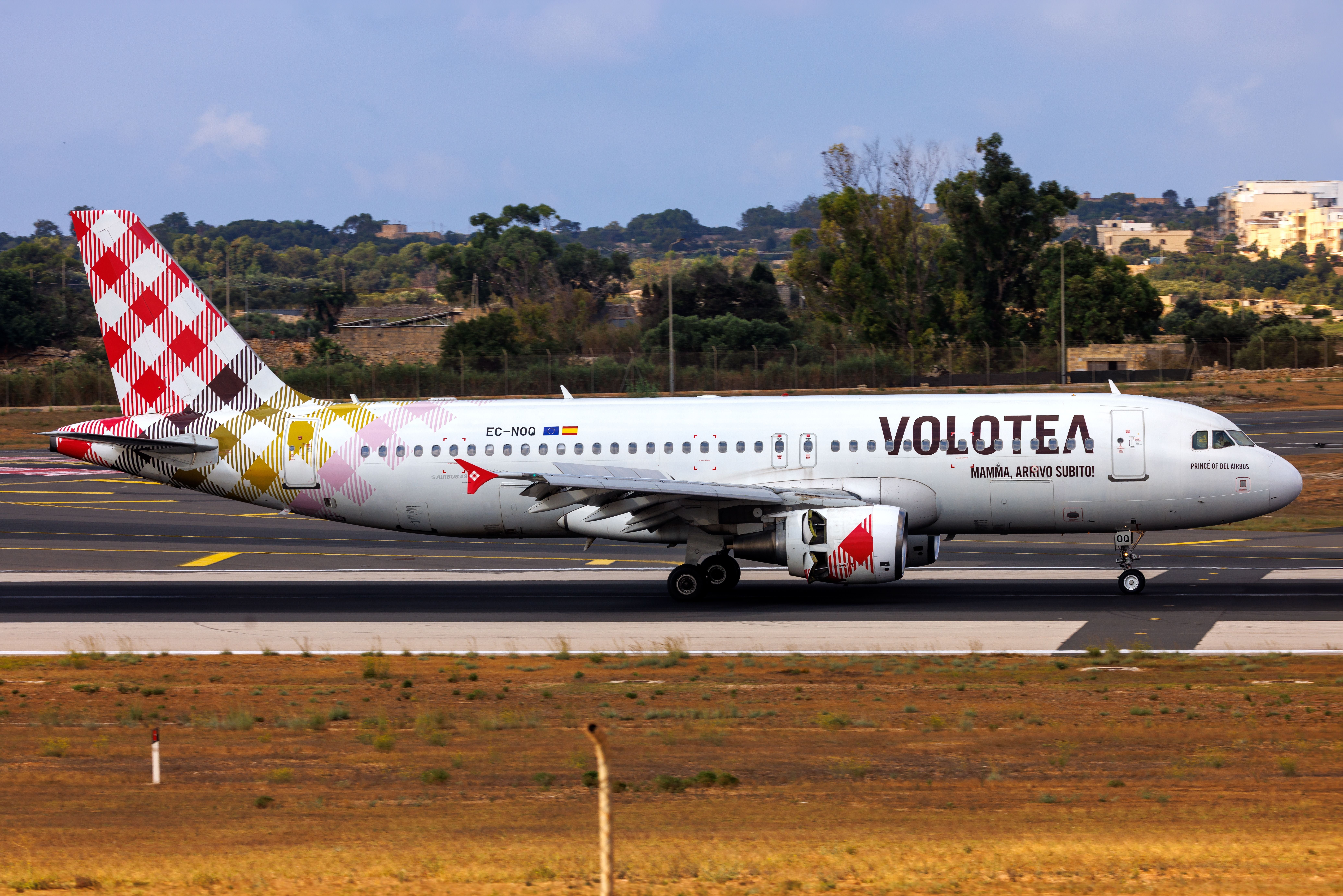 Ein Volotea Airbus A320 landet auf einer Landebahn in Luqa, Malta bei Tageslicht.