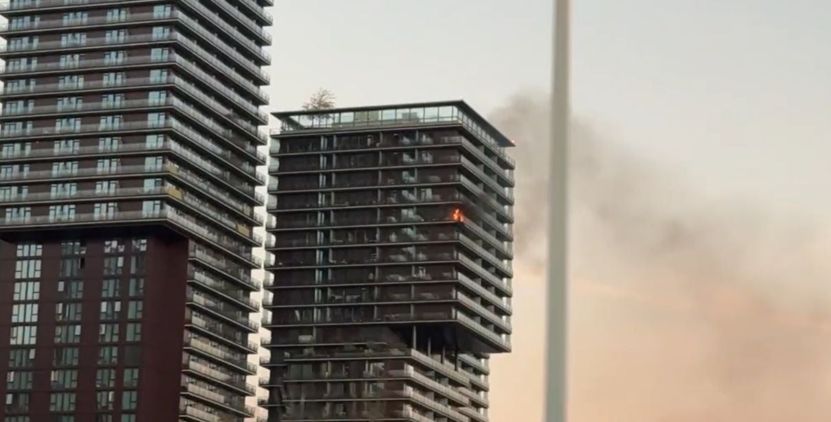 Feuer und Rauch in einem oberen Stockwerk der Triiiple Towers in einem Hochhaus.