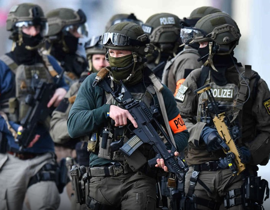 Polizeieinheiten stellten den bewaffneten Täter.