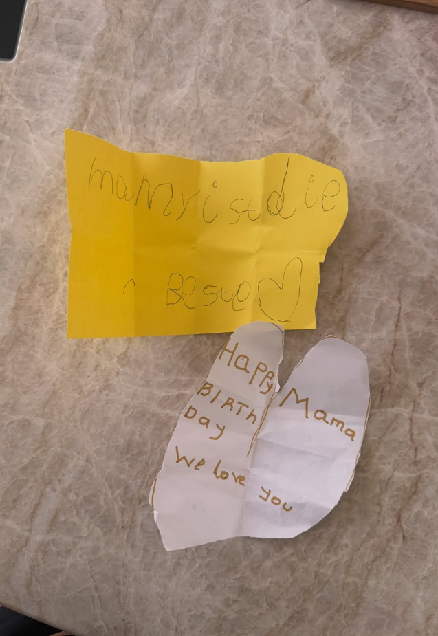 Zwei handgemalte Geburtstagskarten für Mama liegen auf einem Marmortisch.