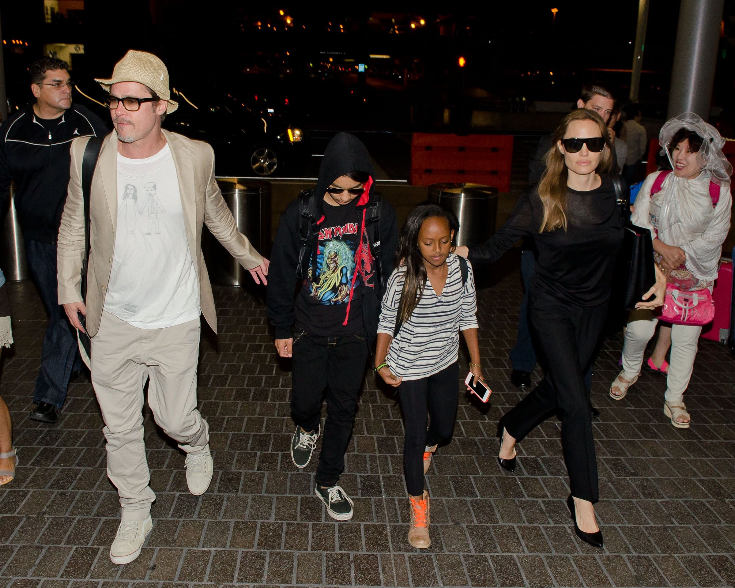 Brad Pitt, Maddox, Zahara und Angelina Jolie