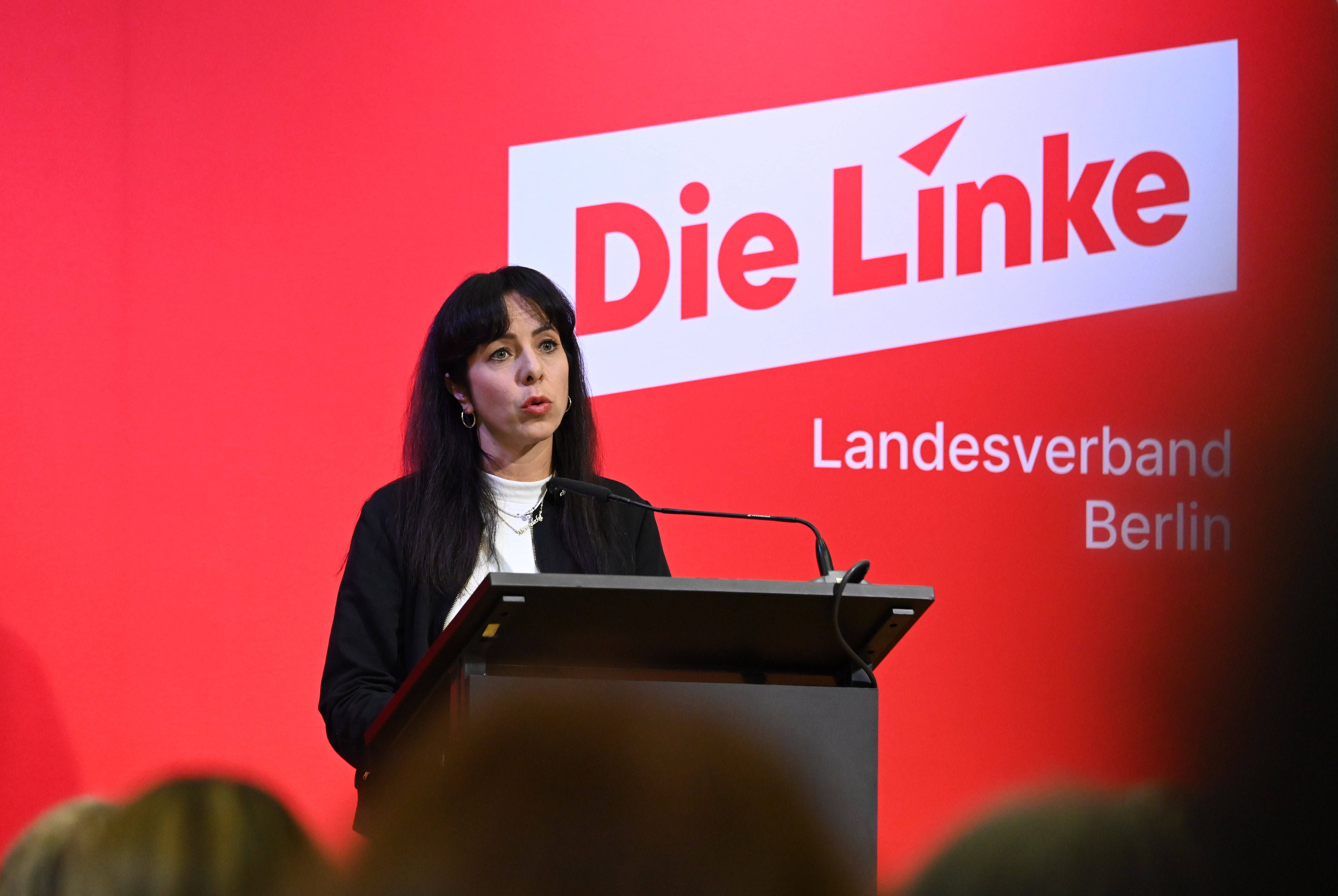 Eine Frau spricht auf einem Podium bei einer Veranstaltung der Partei Die Linke Berlin.