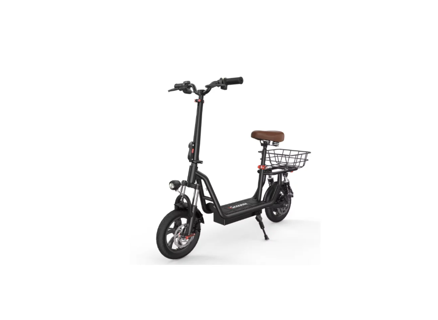 Schwarzer E-Scooter mit Sitz und kleinem Gepäckkorb hinten auf weißem Hintergrund.