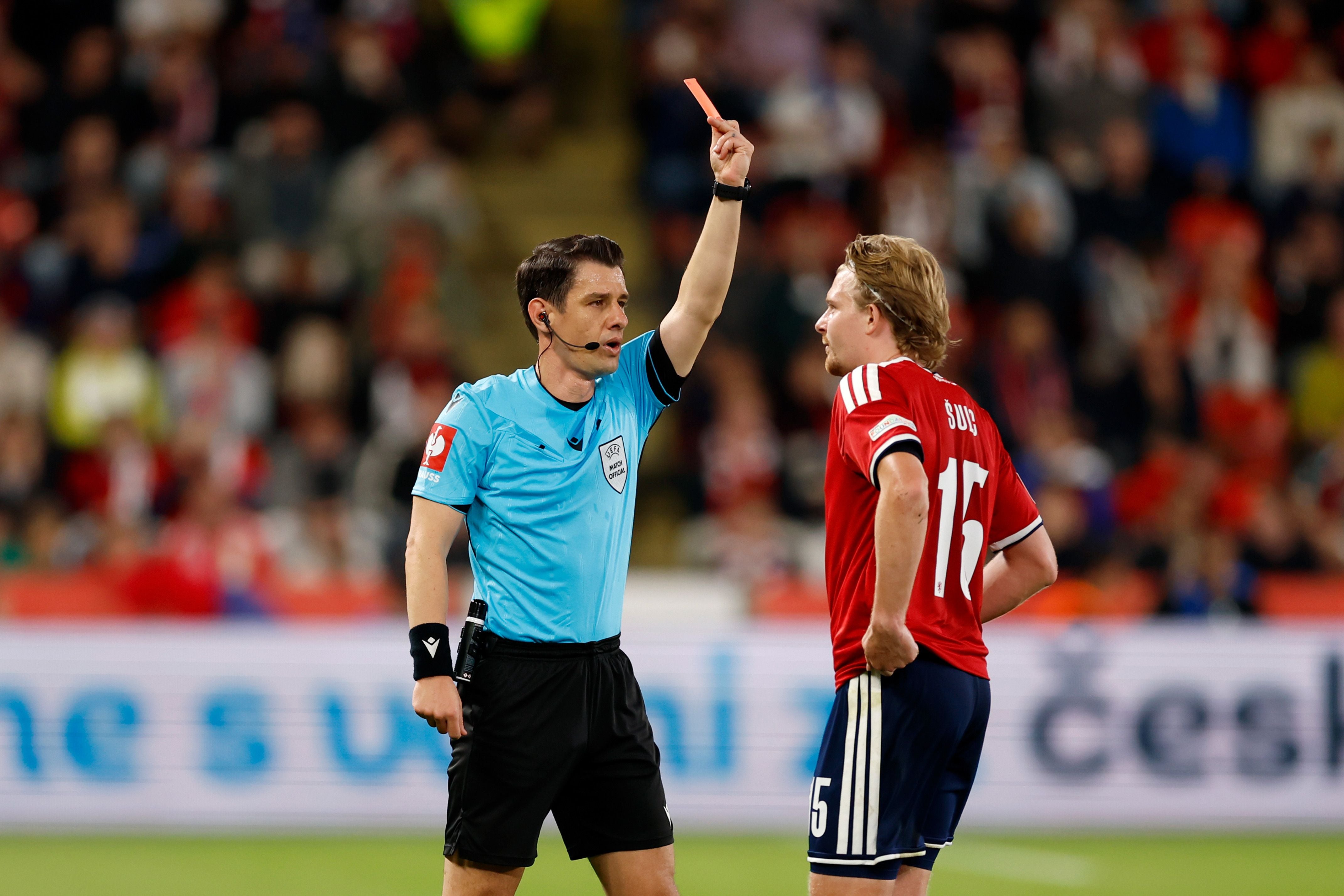 Pavel Sulc traf Anderson an der Wade und wurde nach VAR-Eingriff statt einer zuvor verhängten Gelben Karte des Platzes verwiesen (25.).