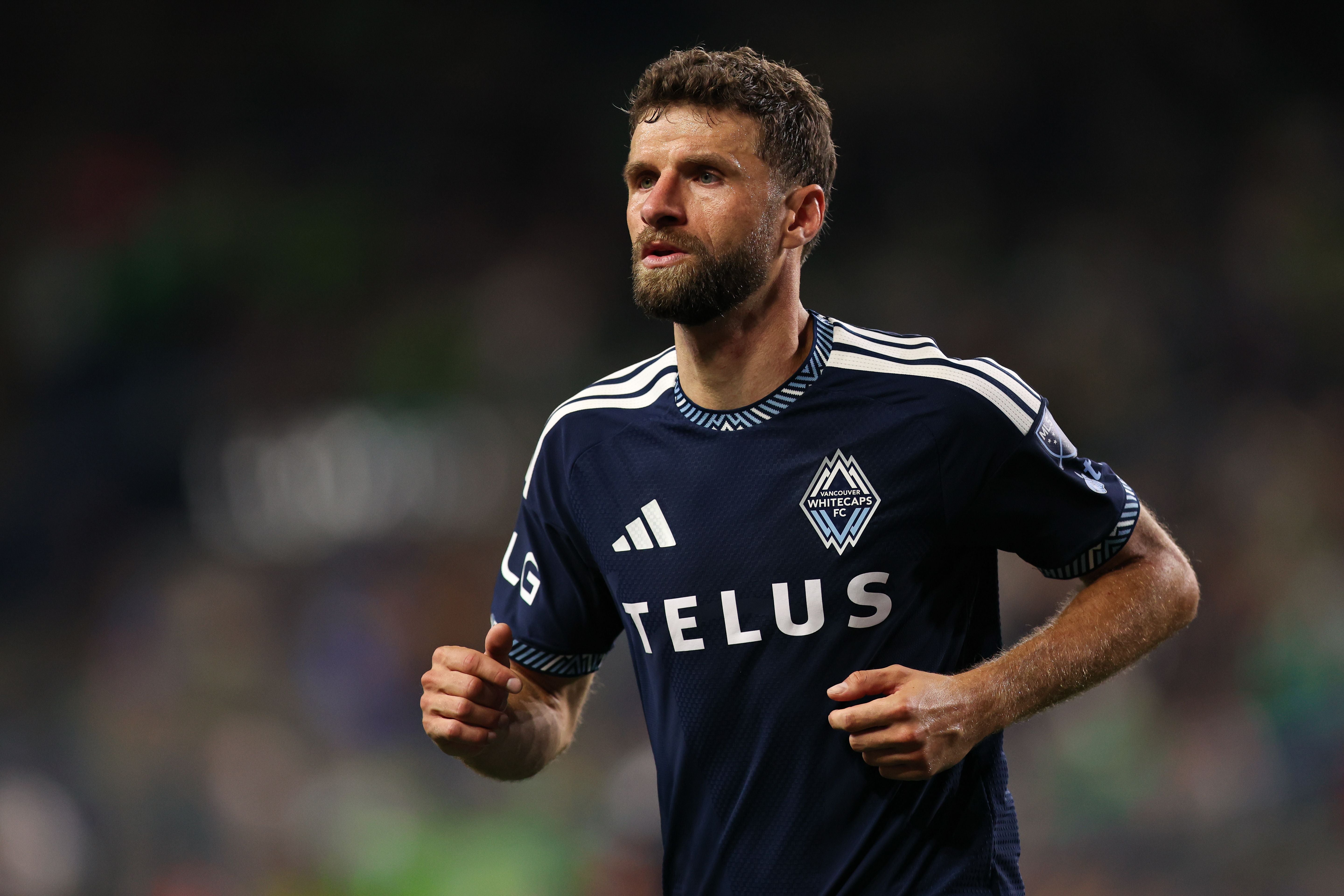 Ein Fußballspieler der Vancouver Whitecaps im blauen Trikot während eines Spiels.