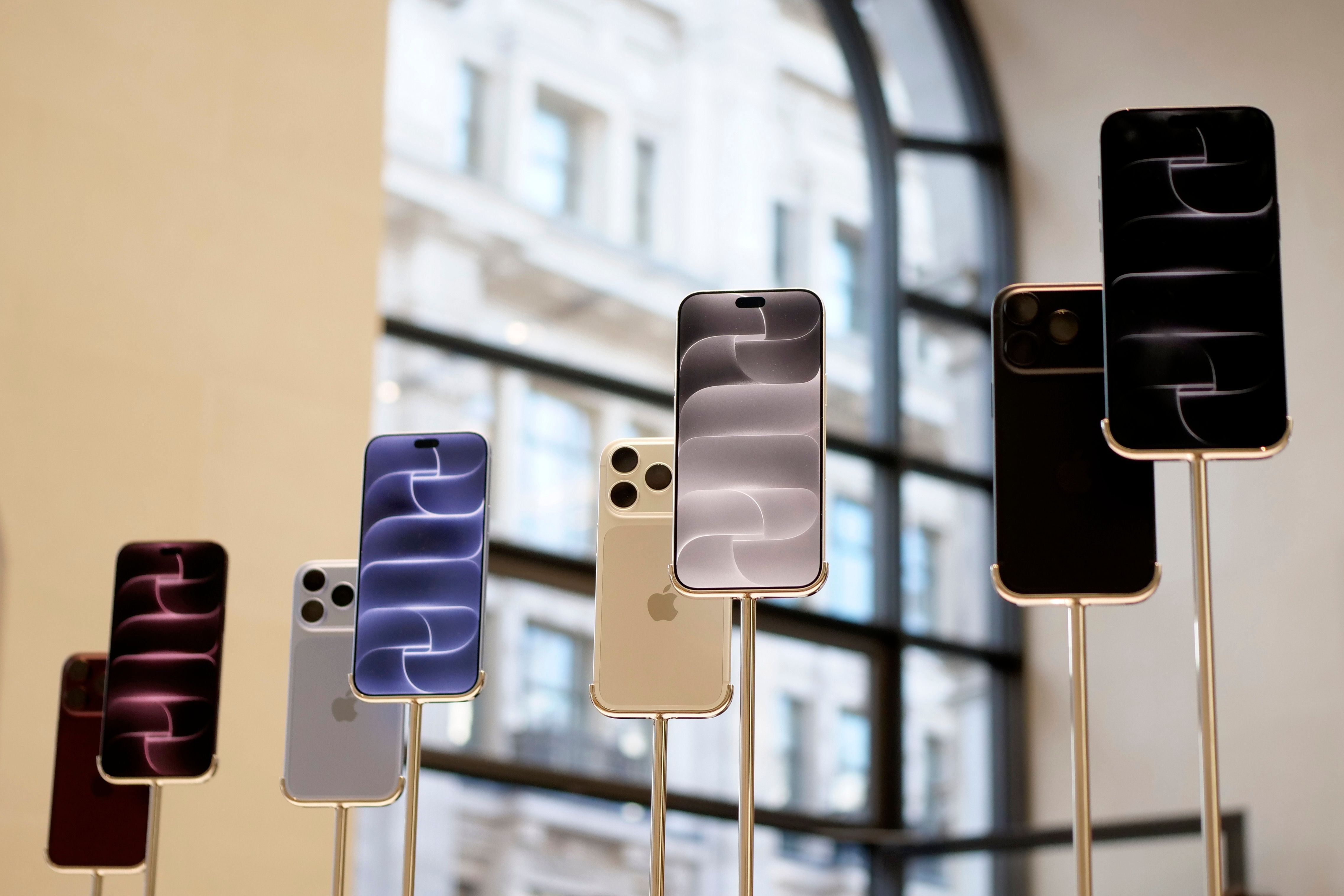 Mehrere neue iPhone 18 Pro und Pro Max Modelle stehen ausgestellt in einem Apple Store.