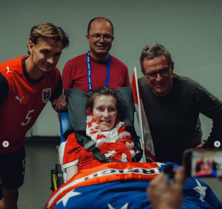 Große Freude bei Julia: Ralf Rangnick und Philipp Posch nehmen sich Zeit für den ÖFB-Fan.