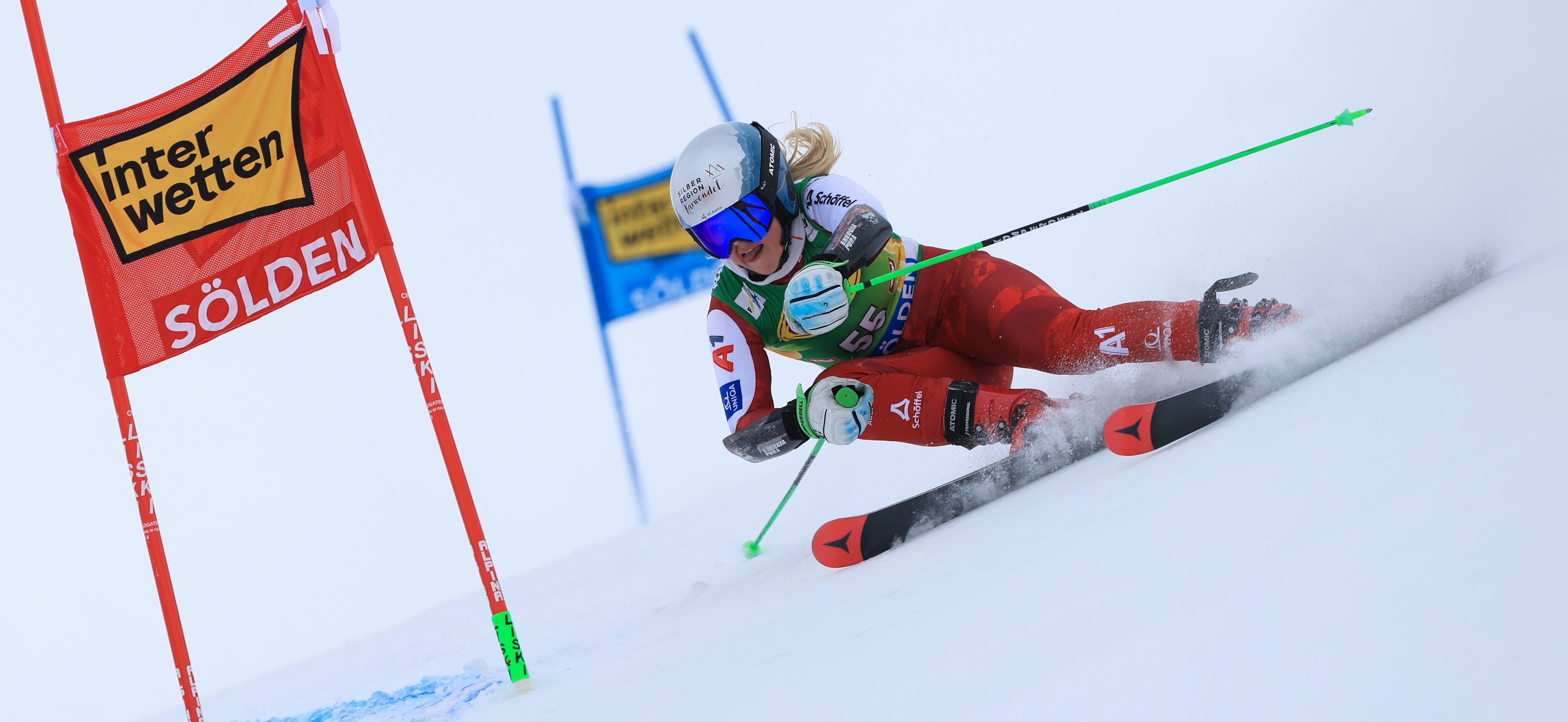 Eine Skirennläuferin fährt im Riesenslalom beim Weltcup in Sölden an einem Tor vorbei.