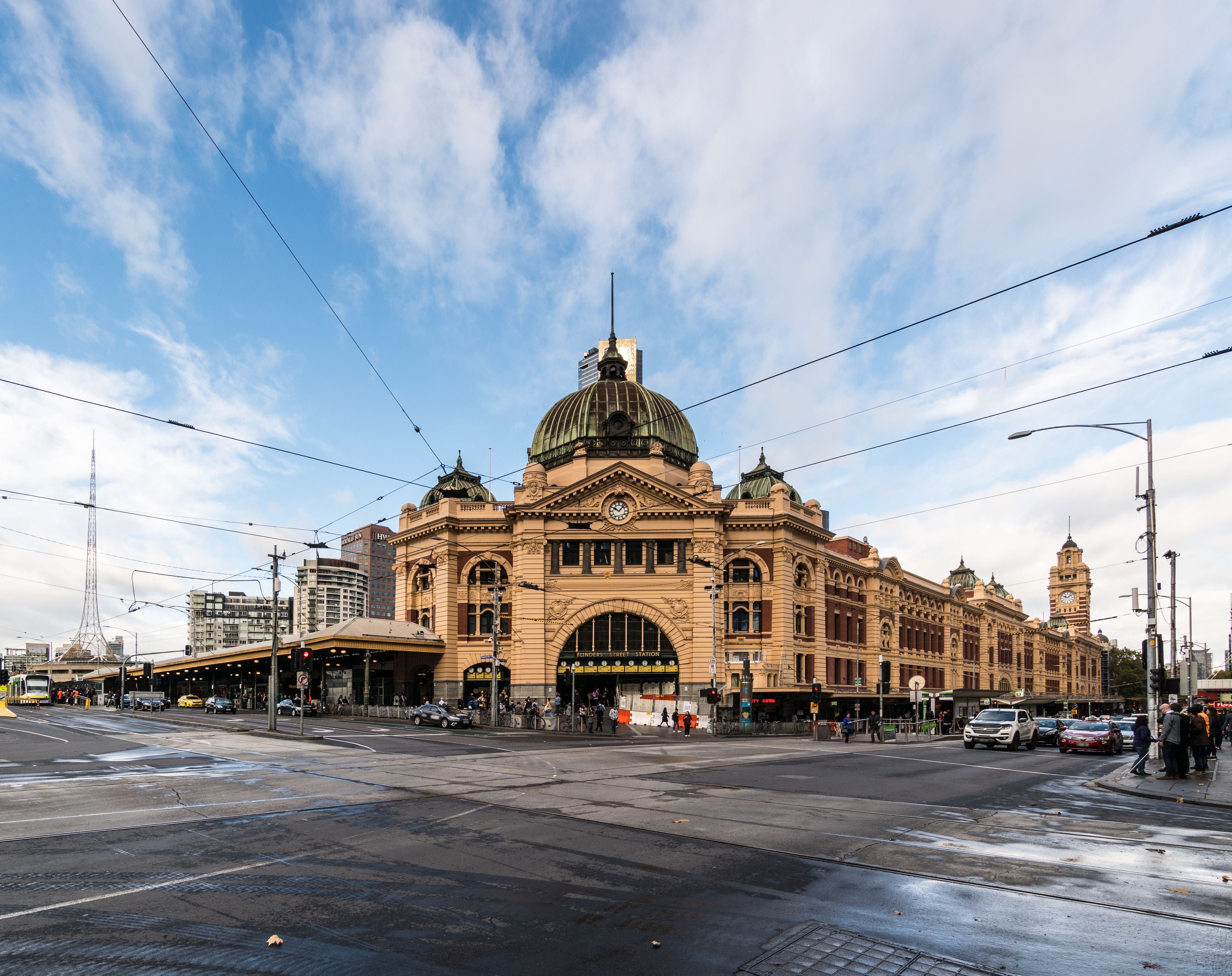 Flinders Street Bahnhof mit Kuppel in Melbourne an einer belebten Straßenkreuzung.