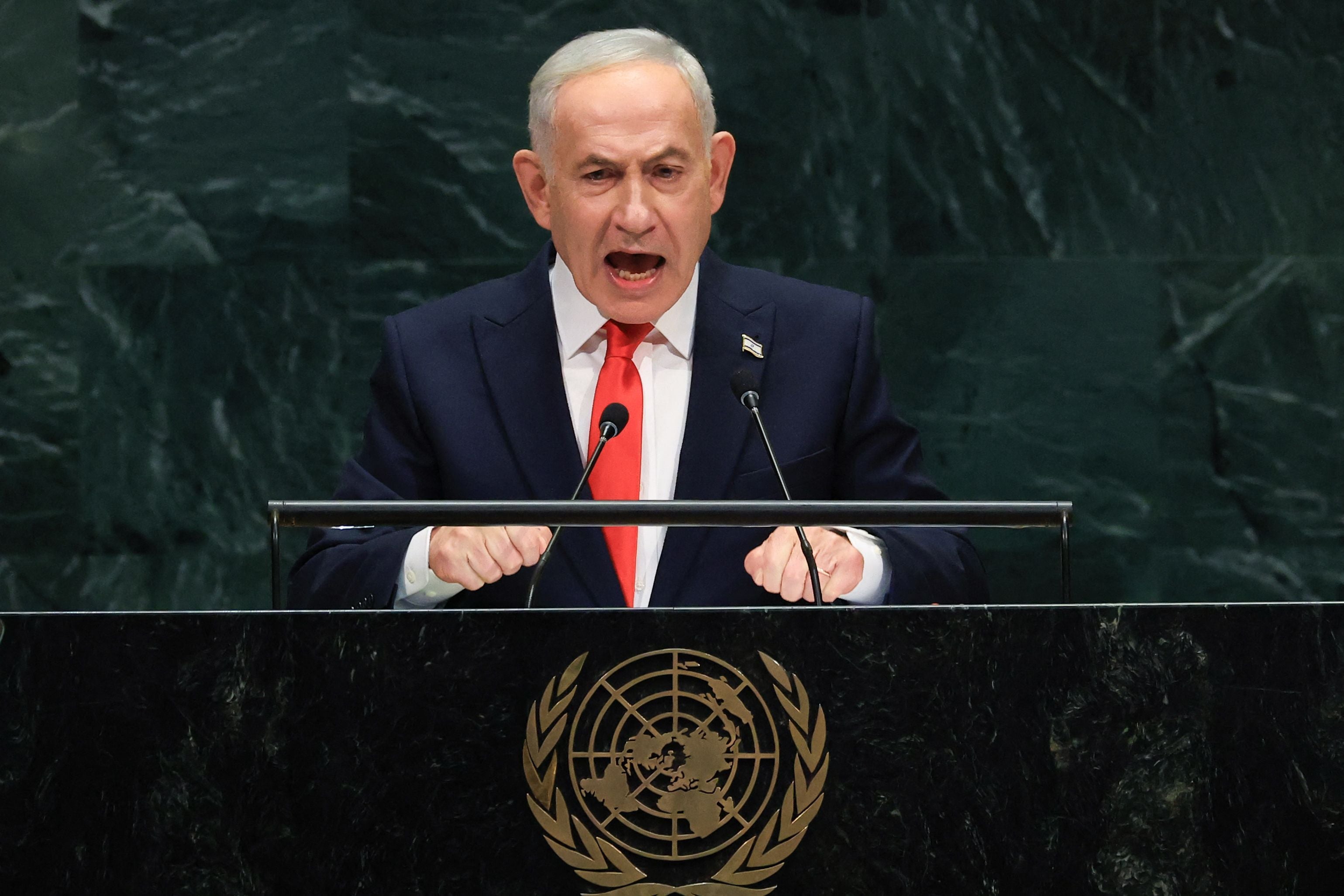 Ein Mann spricht leidenschaftlich am Rednerpult der Vereinten Nationen in New York.