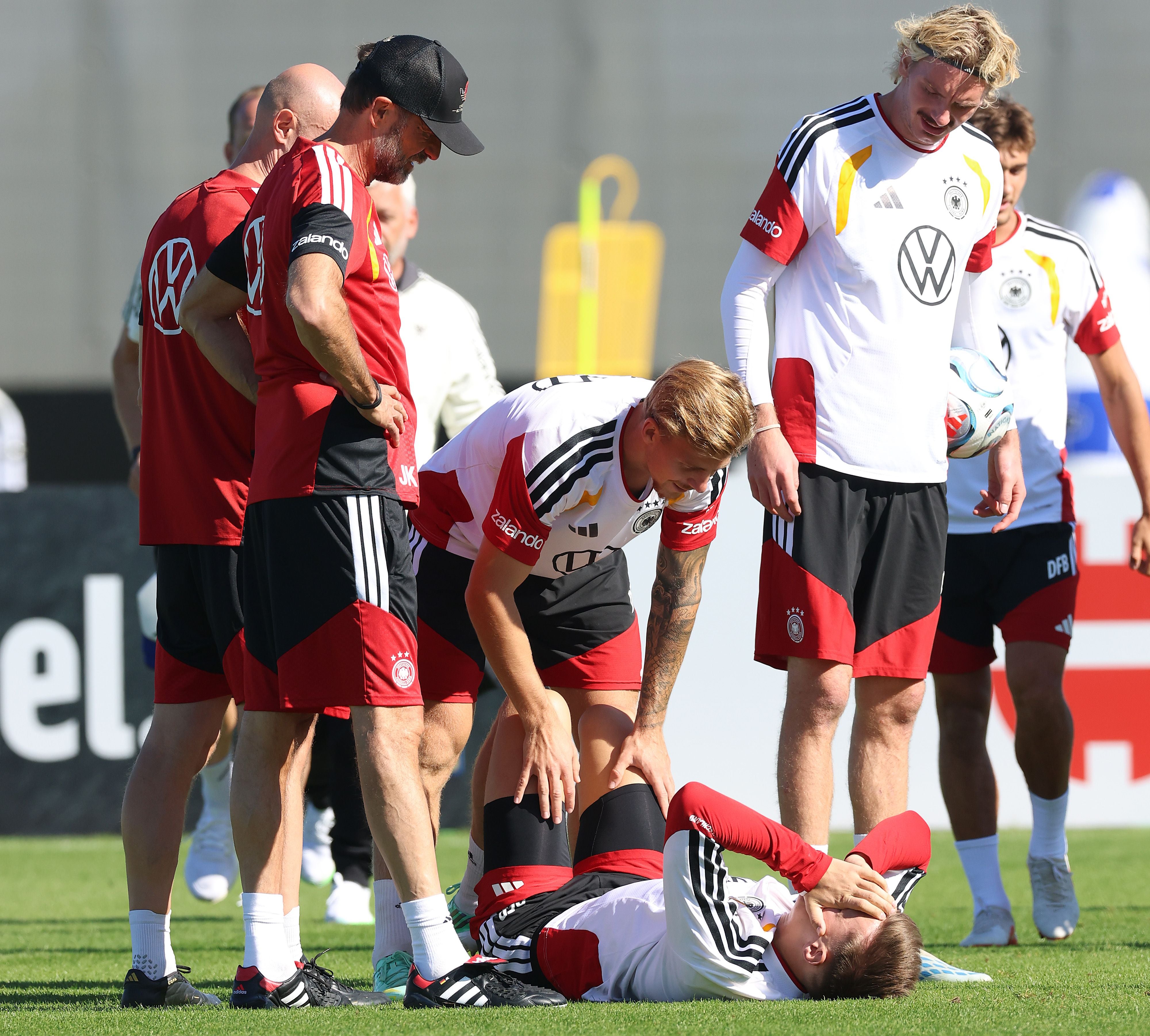 Bitter: Im Training vor dem Serbien-Hit verletzte sich Nico Schlotterbeck.