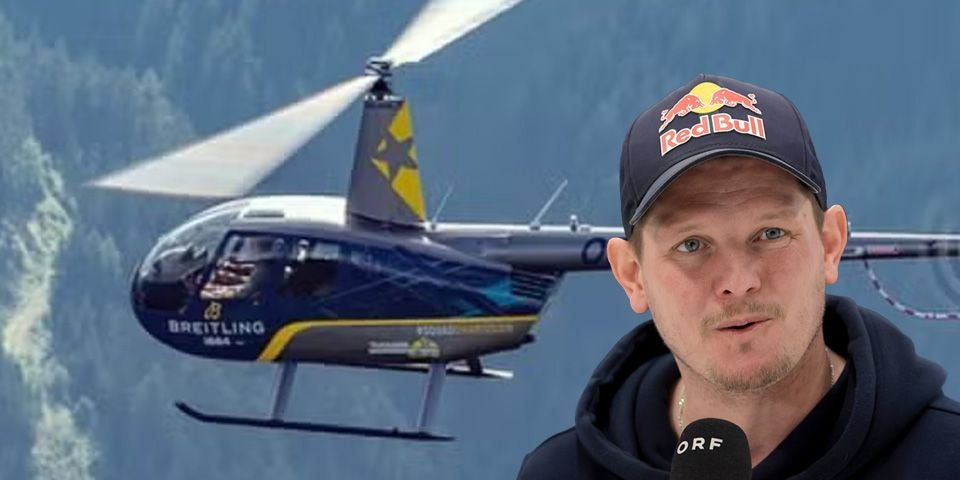 Ein Hubschrauber im Flug, daneben ein Mann mit Red Bull-Kappe und Mikrofon.