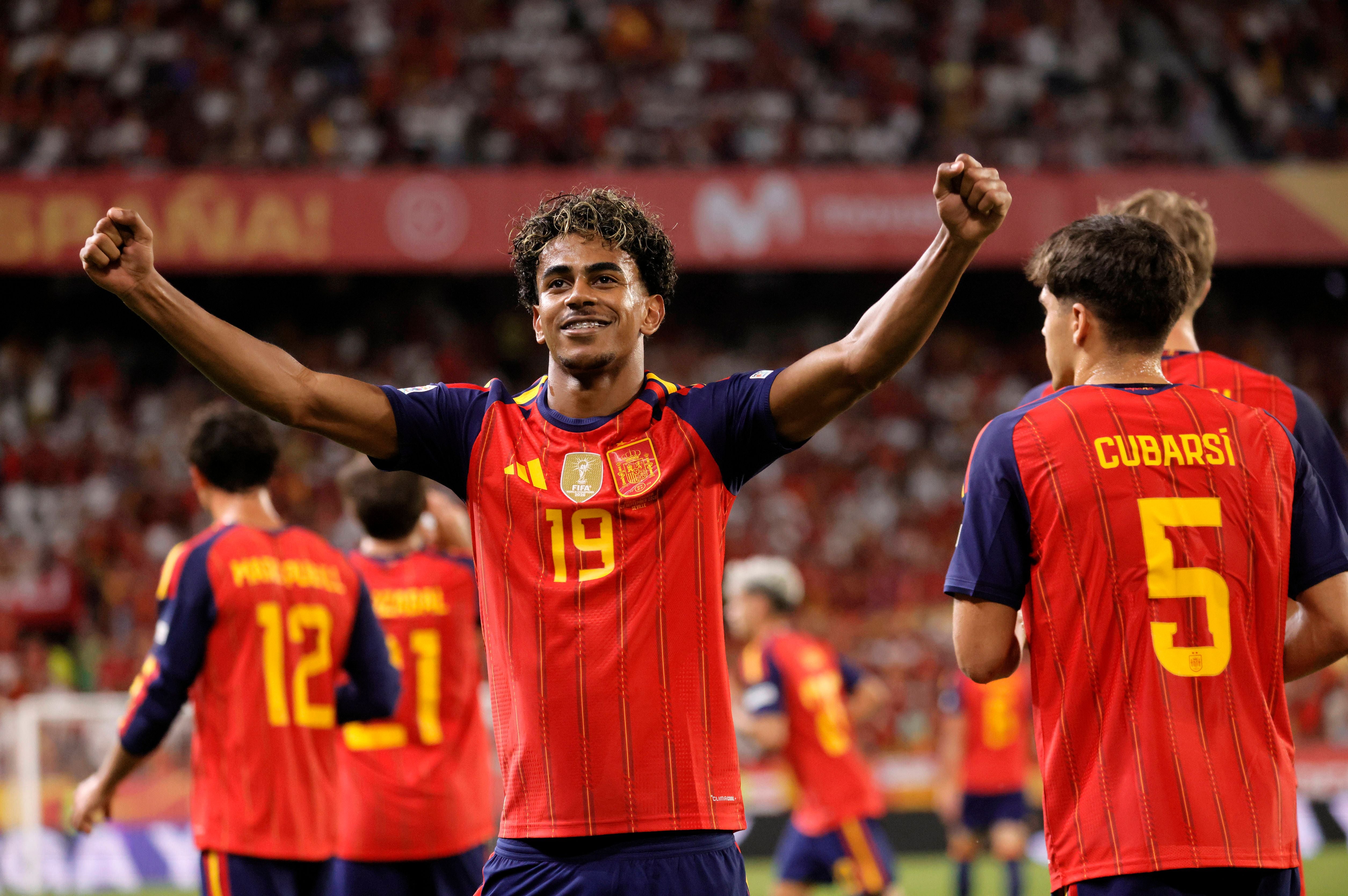 Lamine Yamal jubelt im Spanien-Trikot nach einem Tor beim Nations-League-Spiel gegen Kroatien.