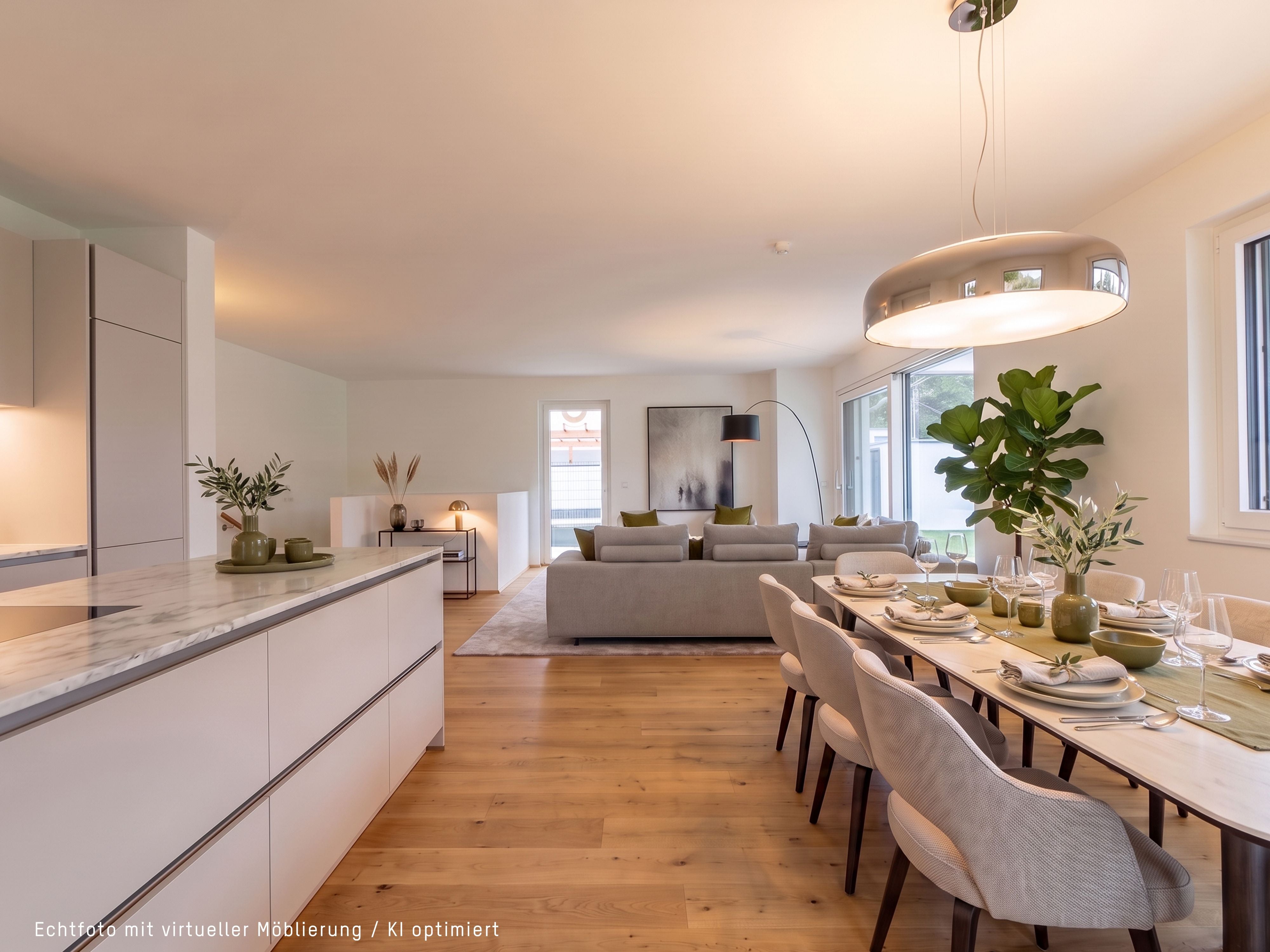 Modernes, offenes Wohnzimmer mit Essbereich, Küche und hellen Möbeln, dekoriert mit Pflanzen.