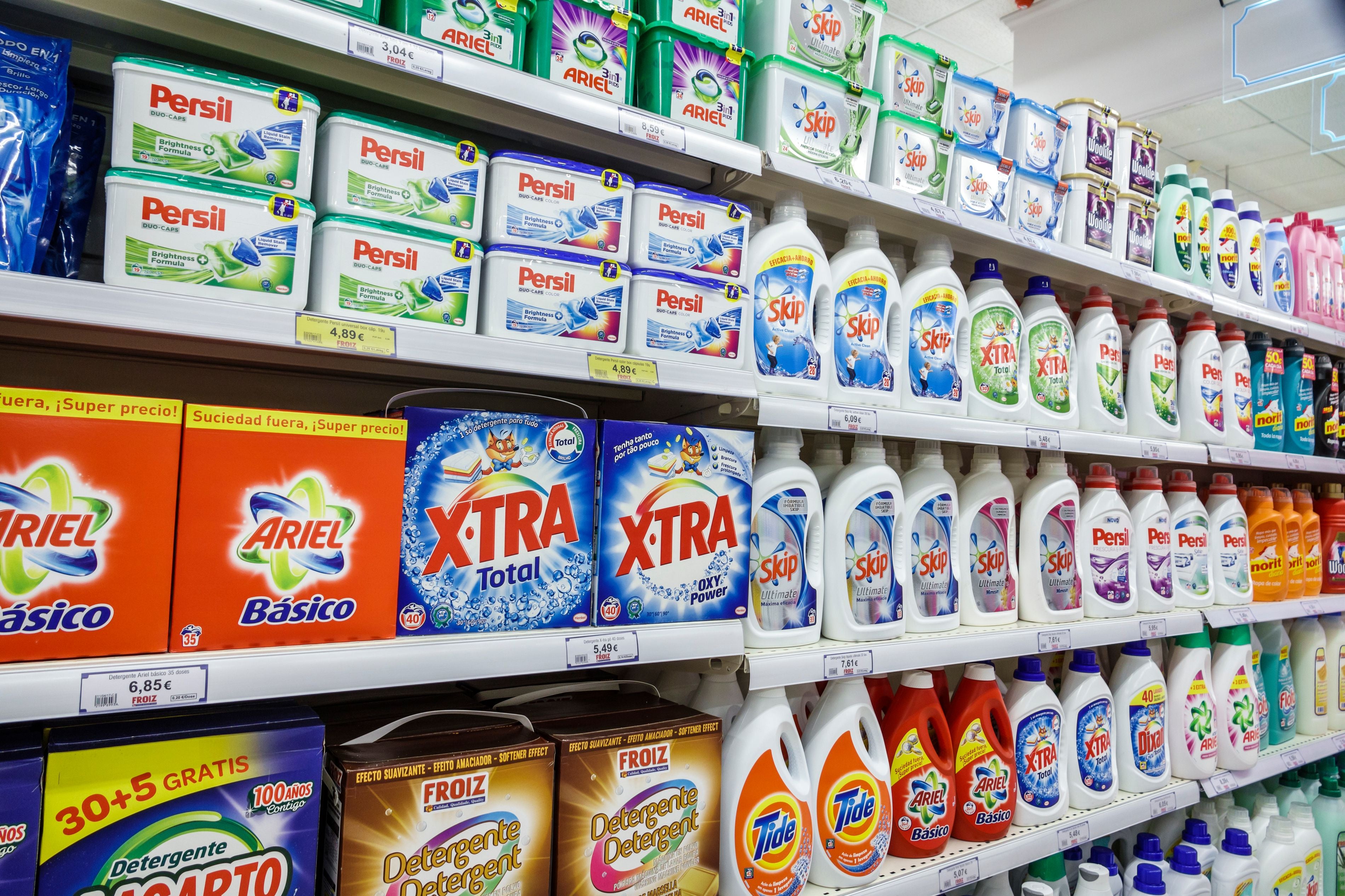 Verschiedene Waschmittelmarken in einem Supermarktregal.