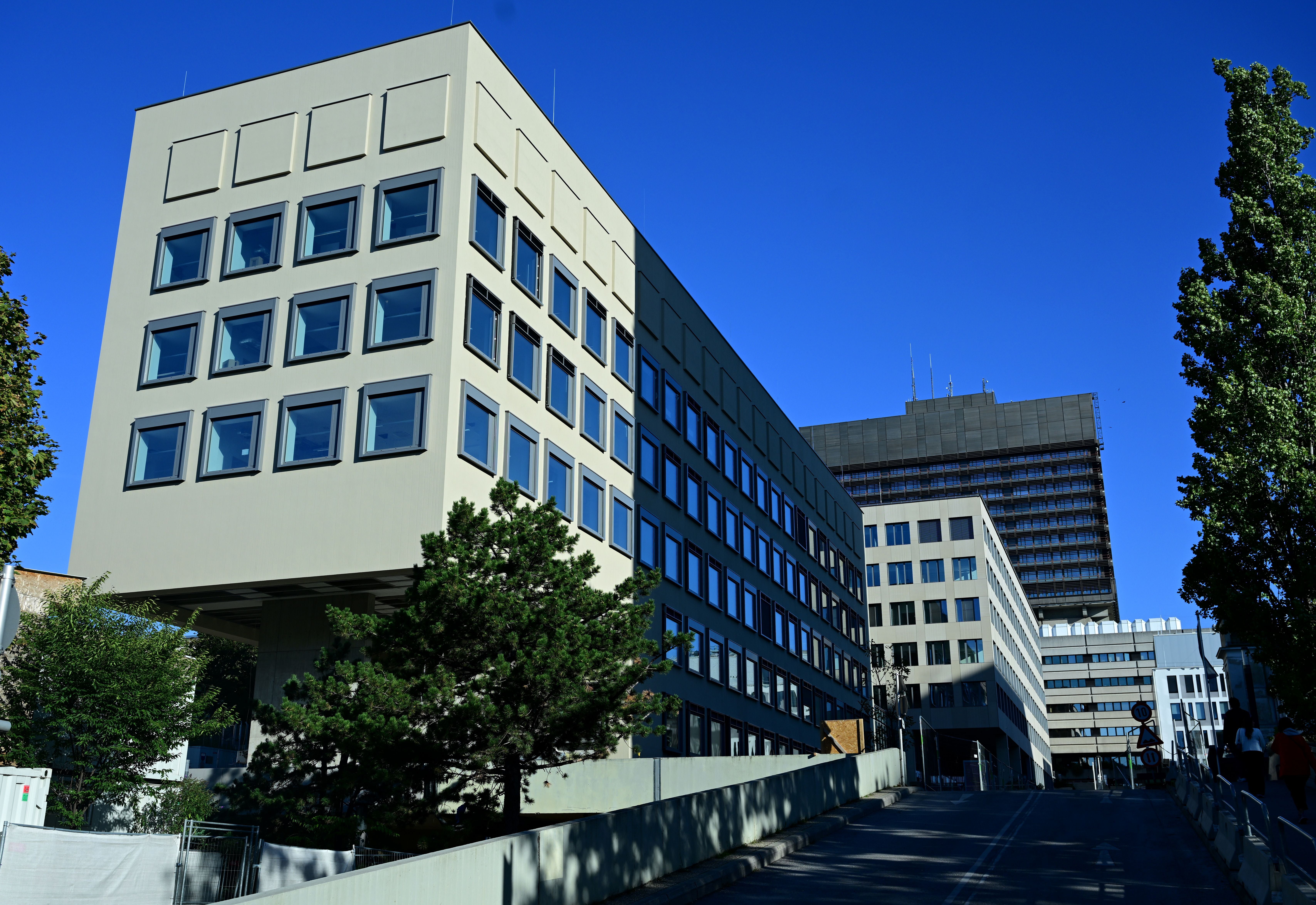 Mehrstöckiges, modernes Gebäude der MedUni Wien auf dem AKH-Gelände bei blauem Himmel.
