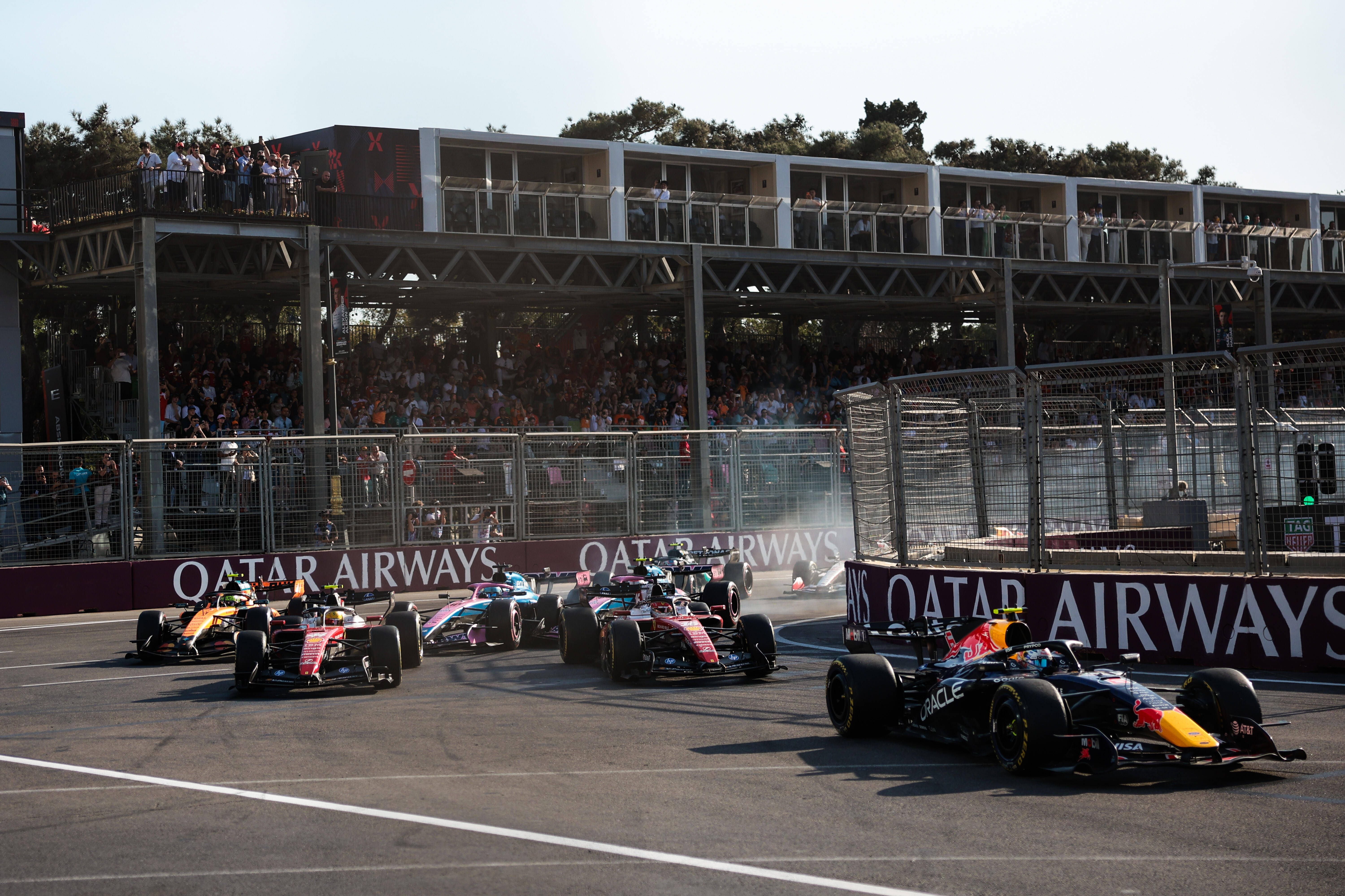 Formel-1-Rennwagen fahren nach einem Safety-Car-Restart beim Großen Preis von Aserbaidschan 2026.