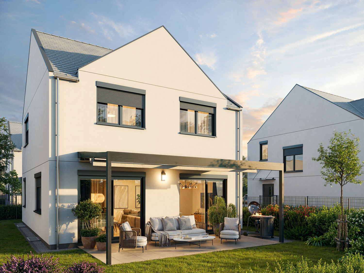 Modernes Einfamilienhaus mit überdachter Terrasse, Gartenmöbeln und gepflegtem Garten bei Sonnenuntergang.
