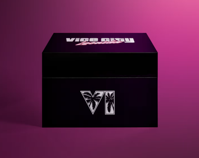 Schwarze Box mit VI-Logo und Palmenmotiv vor pinkem Hintergrund, Aufschrift „Vice City“.