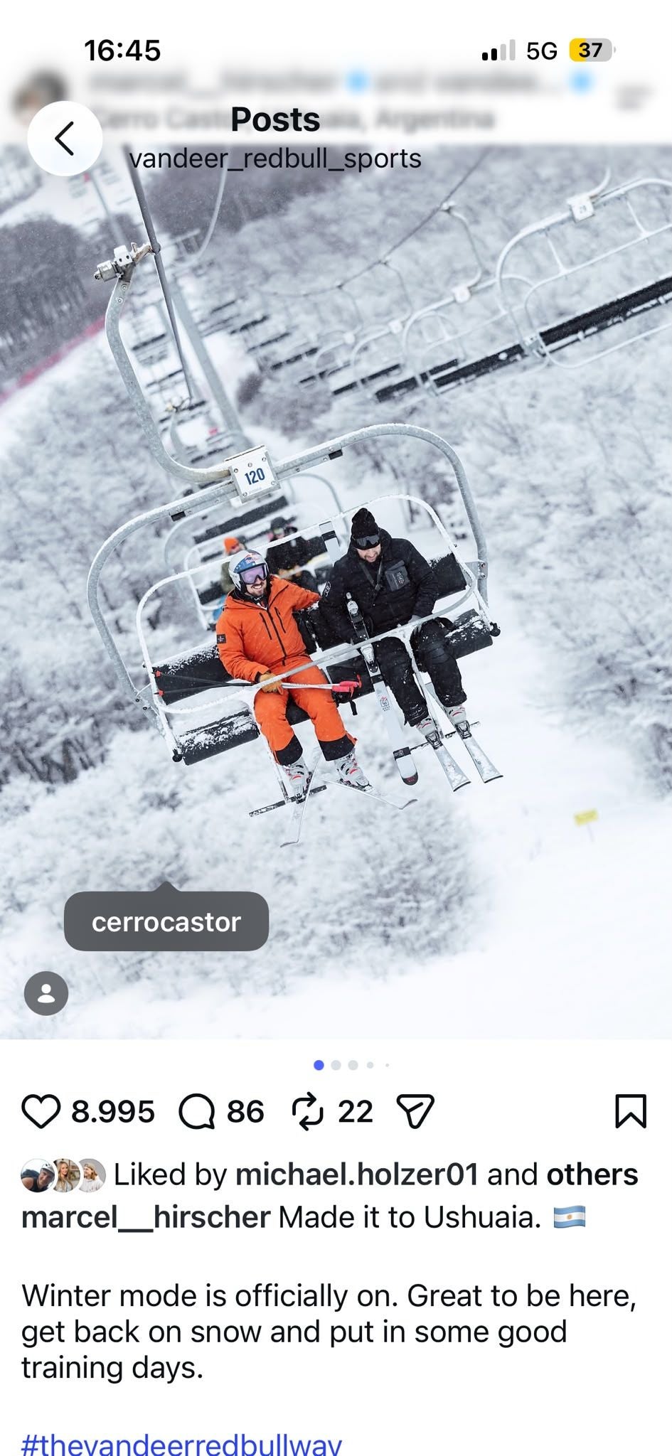 Marcel Hirscher mit Servicemann Martin Windele am Sessellift in Ushuaia.