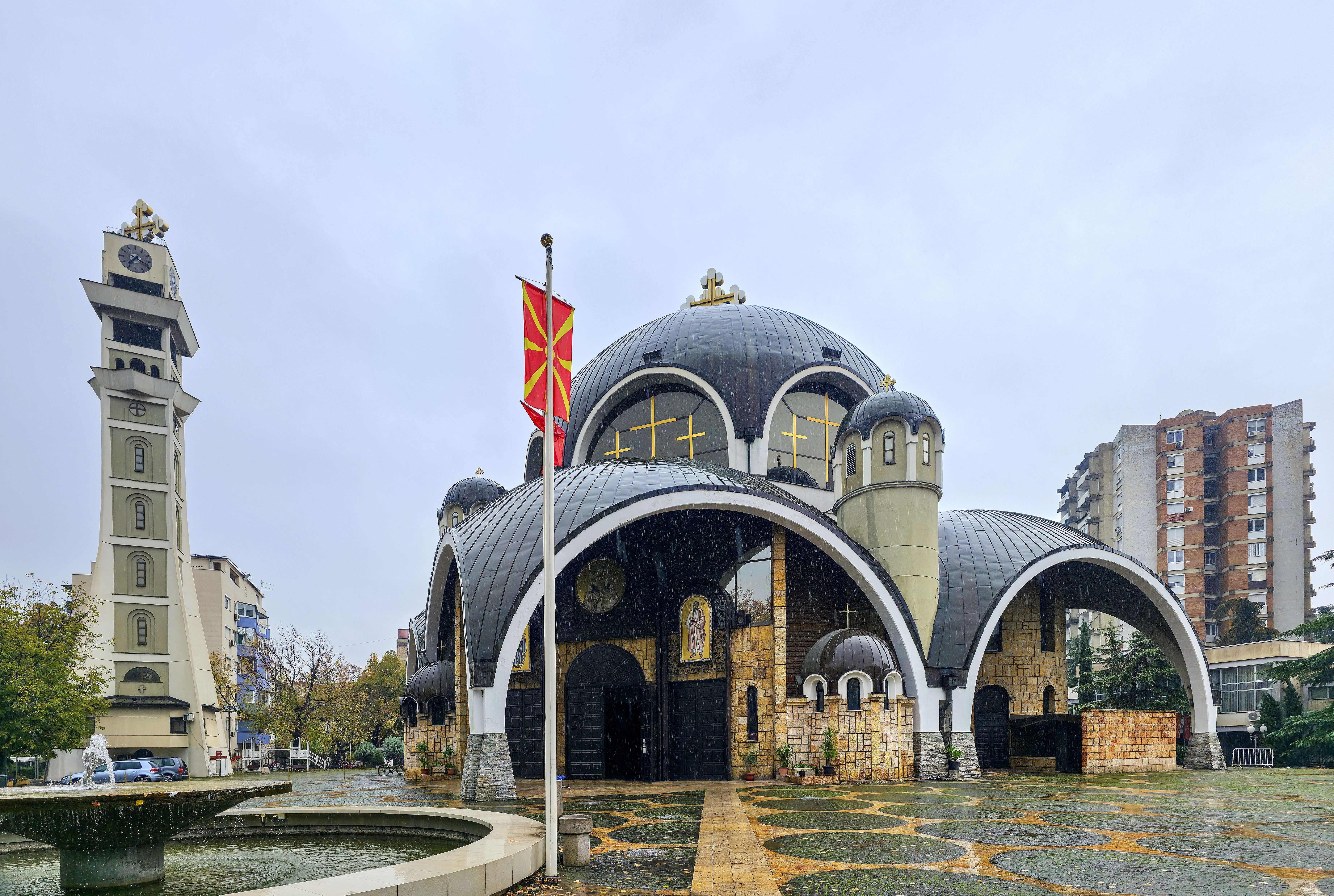 Die moderne Kirche des Heiligen Kliment von Ohrid in Skopje mit Kuppeln und markantem Glockenturm.