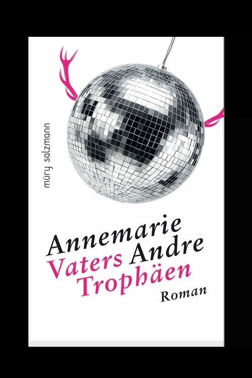 Cover des Romans „Vaters Andre Trophäen“ mit einer Discokugel und pinken Geweih-Illustrationen.