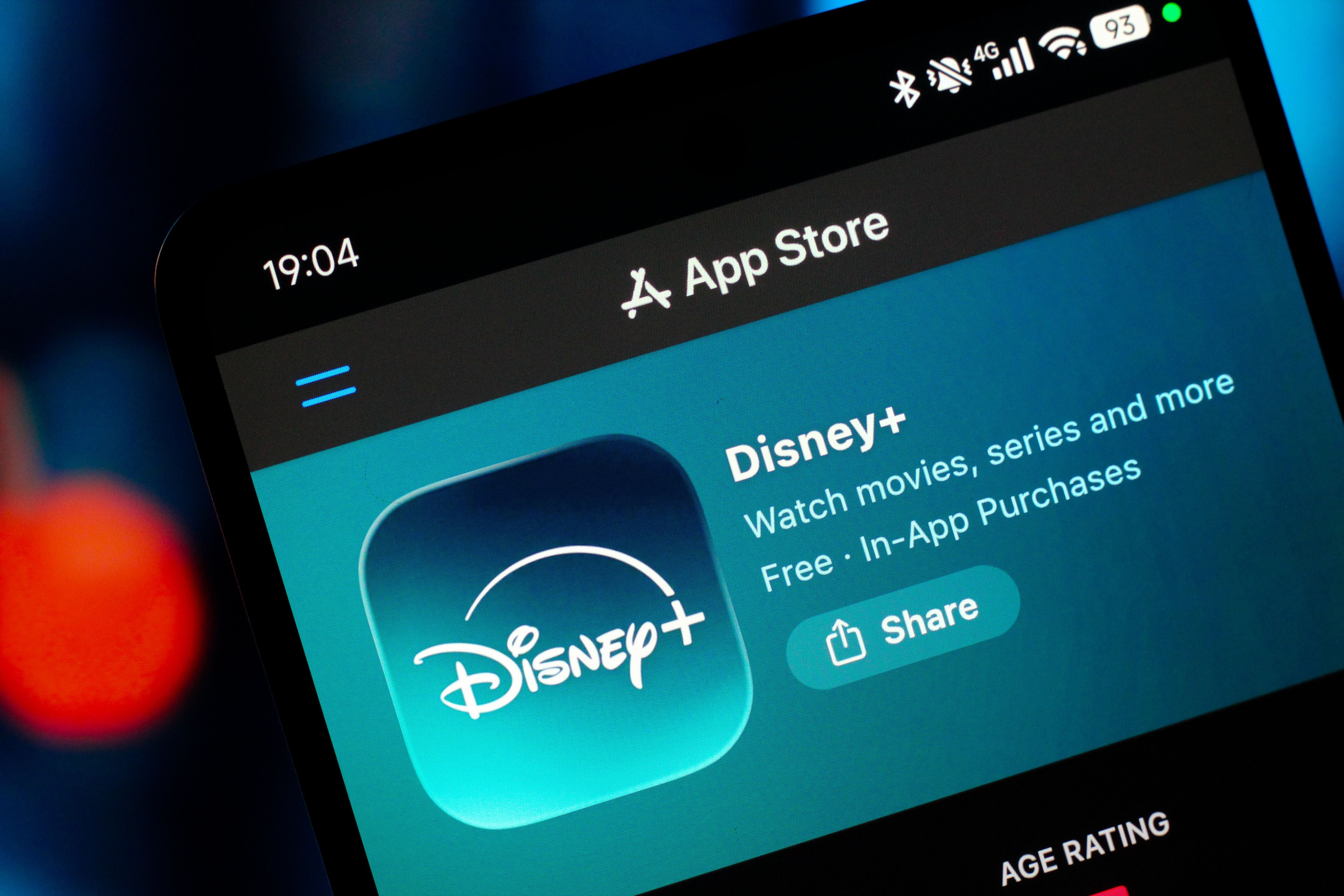 Das Disney+ Logo ist auf einem Smartphone im Apple App Store zu sehen.