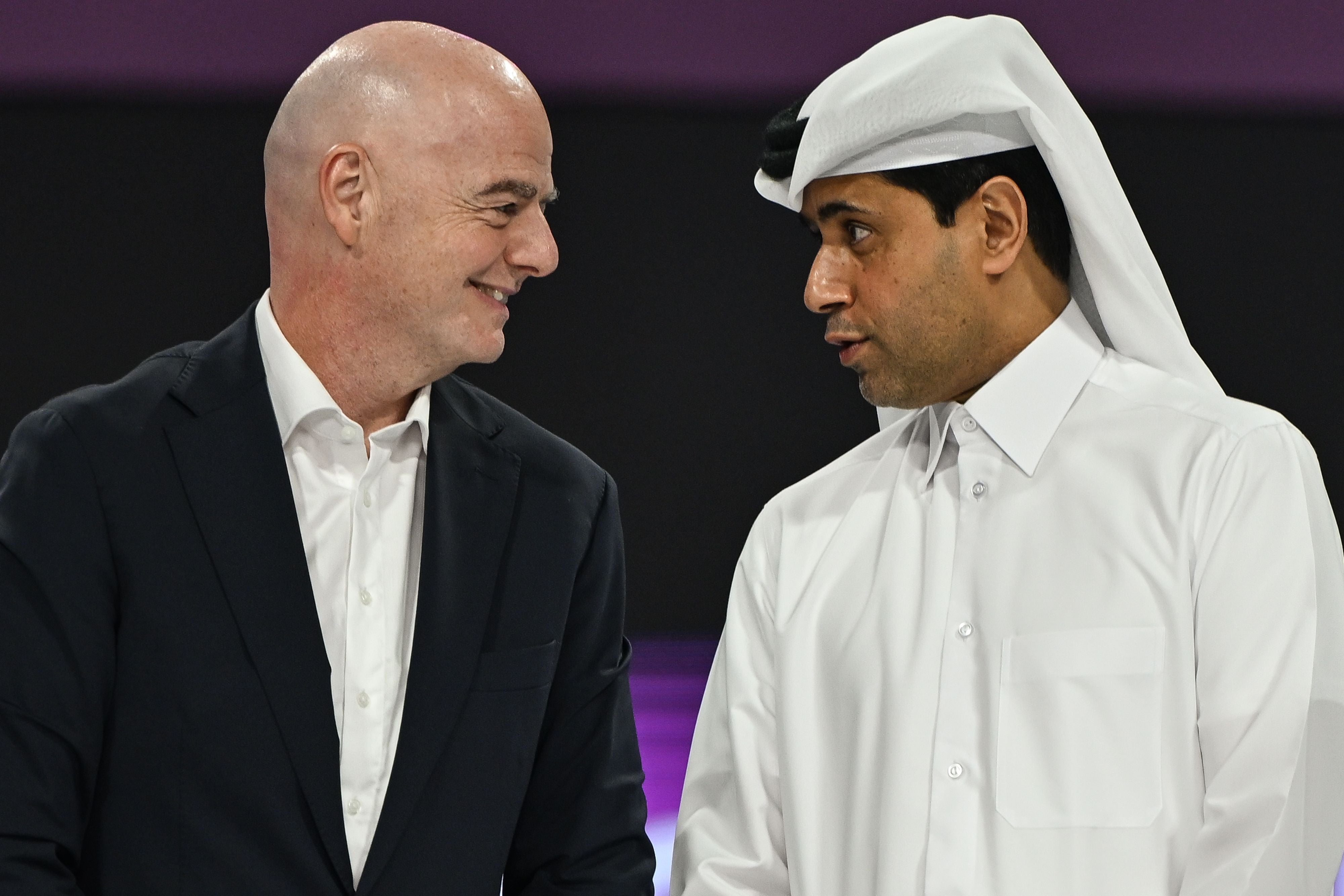 FIFA-Präsident Gianni Infantino (l) und PSG-Boss Nasser Al-Khelaifi.
