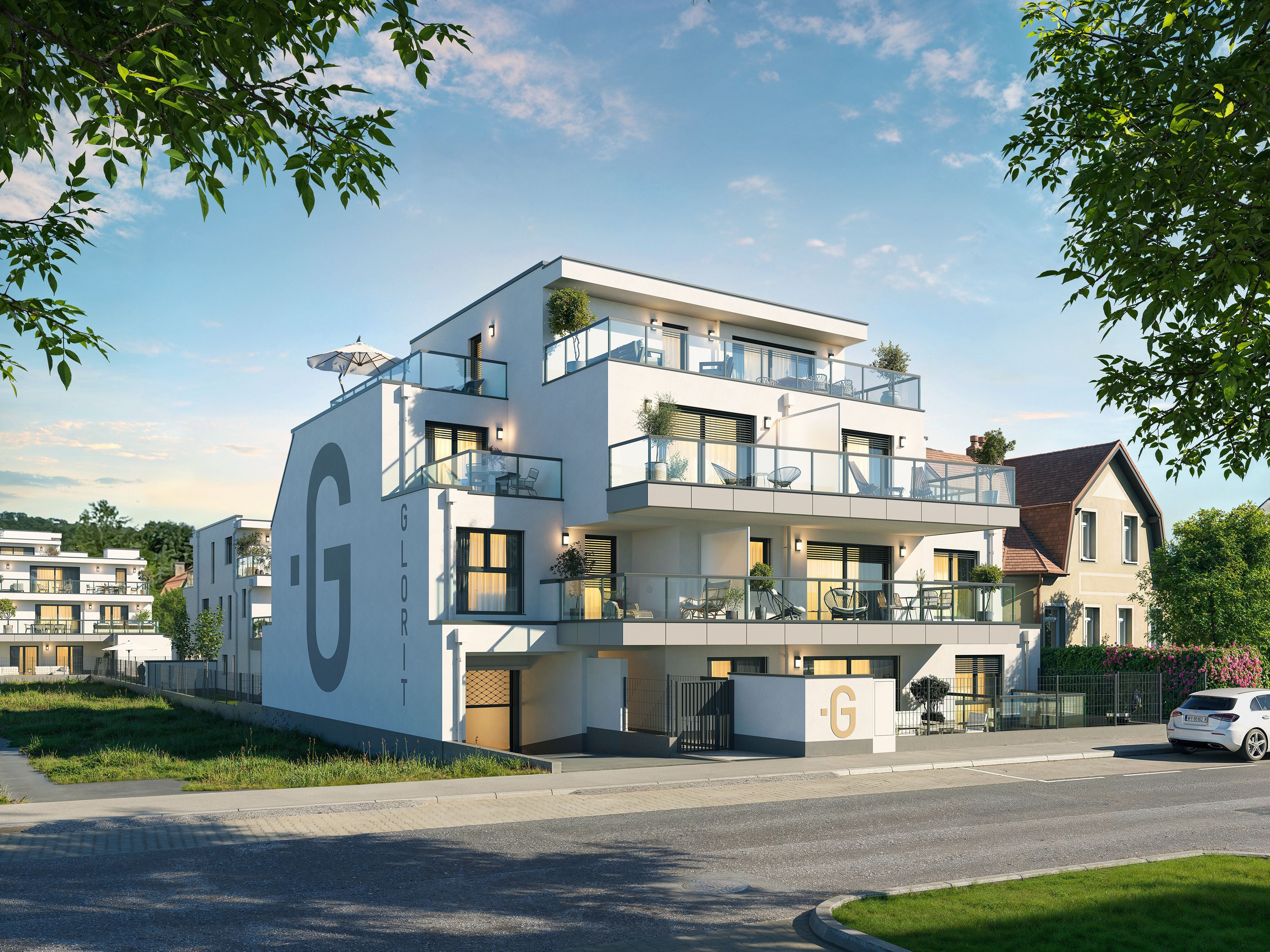 Modernes, weißes Mehrfamilienhaus mit großen Balkonen und Garten an einer ruhigen Straße.